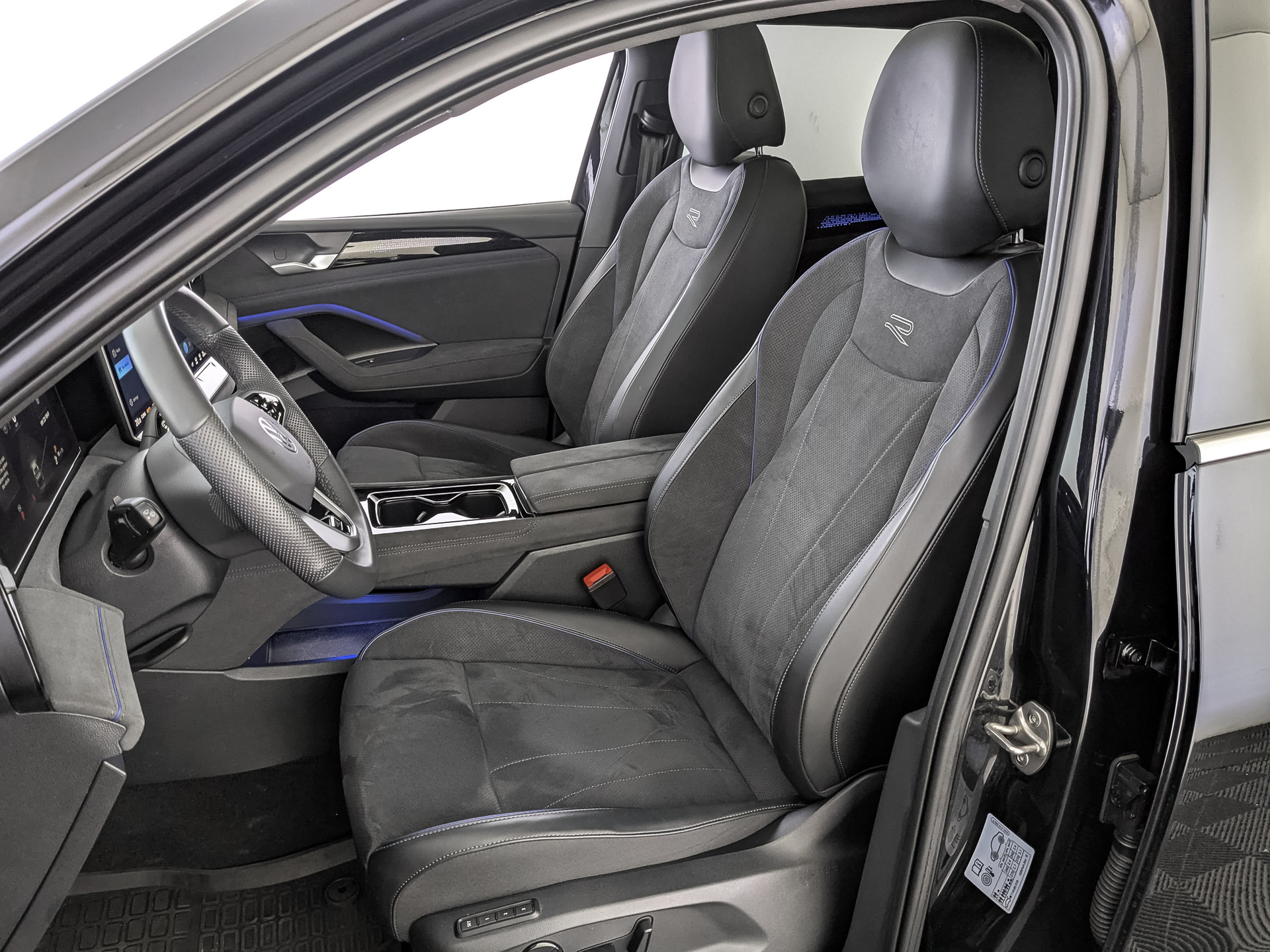 VOLKSWAGEN Tiguan 2.00 (220 л.с), автомат, 2024, пробег 43 080 км