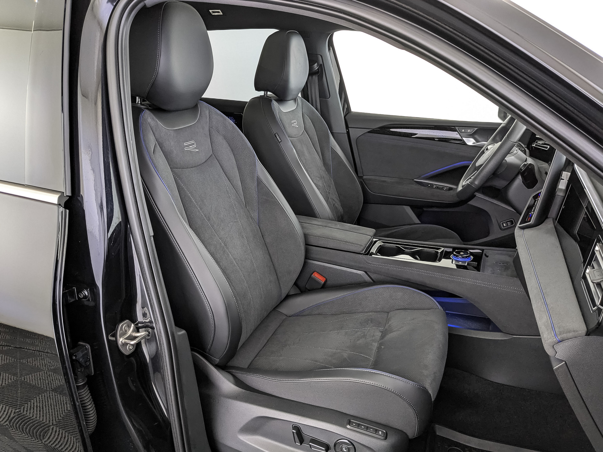 VOLKSWAGEN Tiguan 2.00 (220 л.с), автомат, 2024, пробег 43 080 км