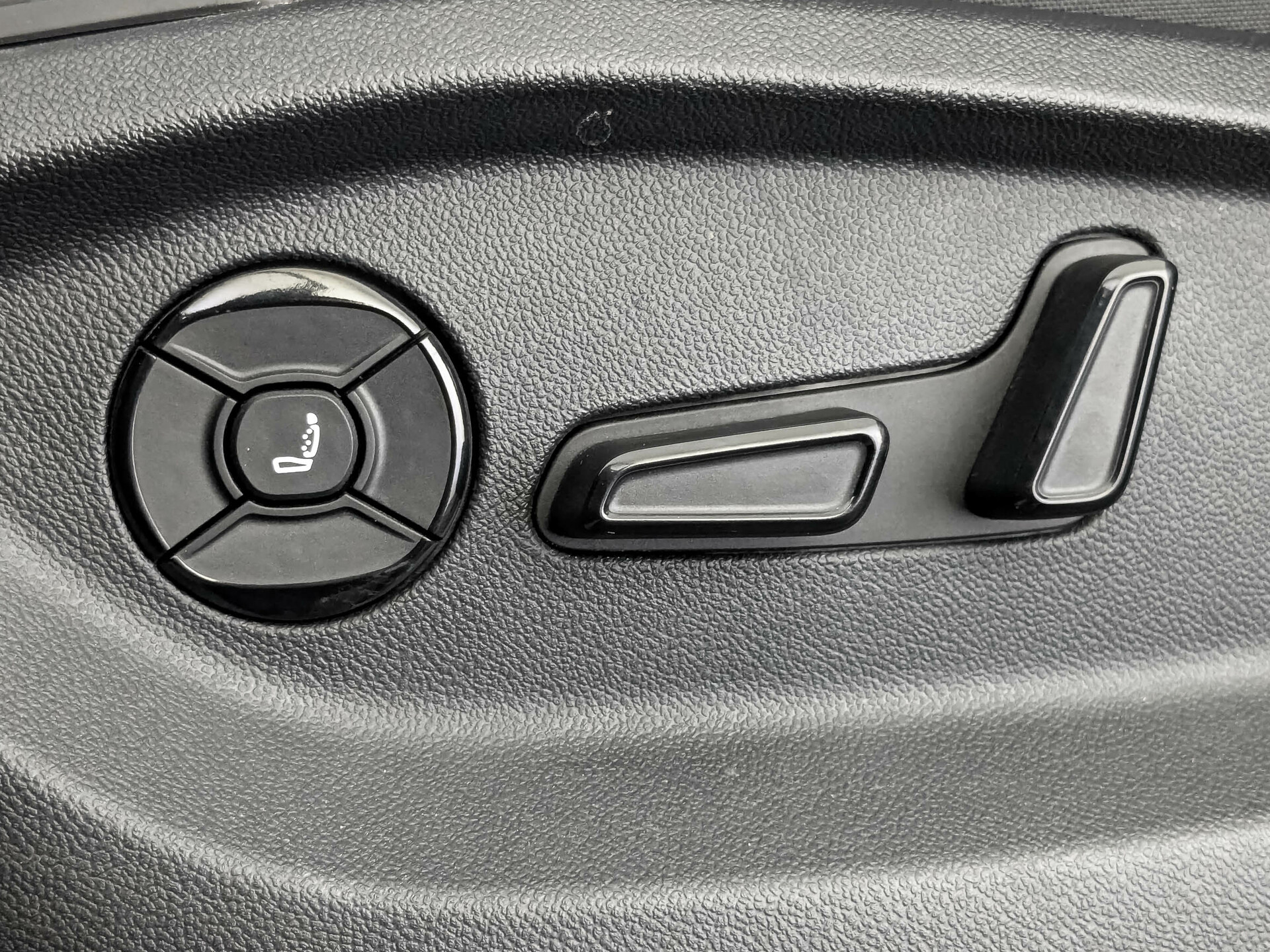 VOLKSWAGEN Tiguan 2.00 (220 л.с), автомат, 2024, пробег 43 080 км