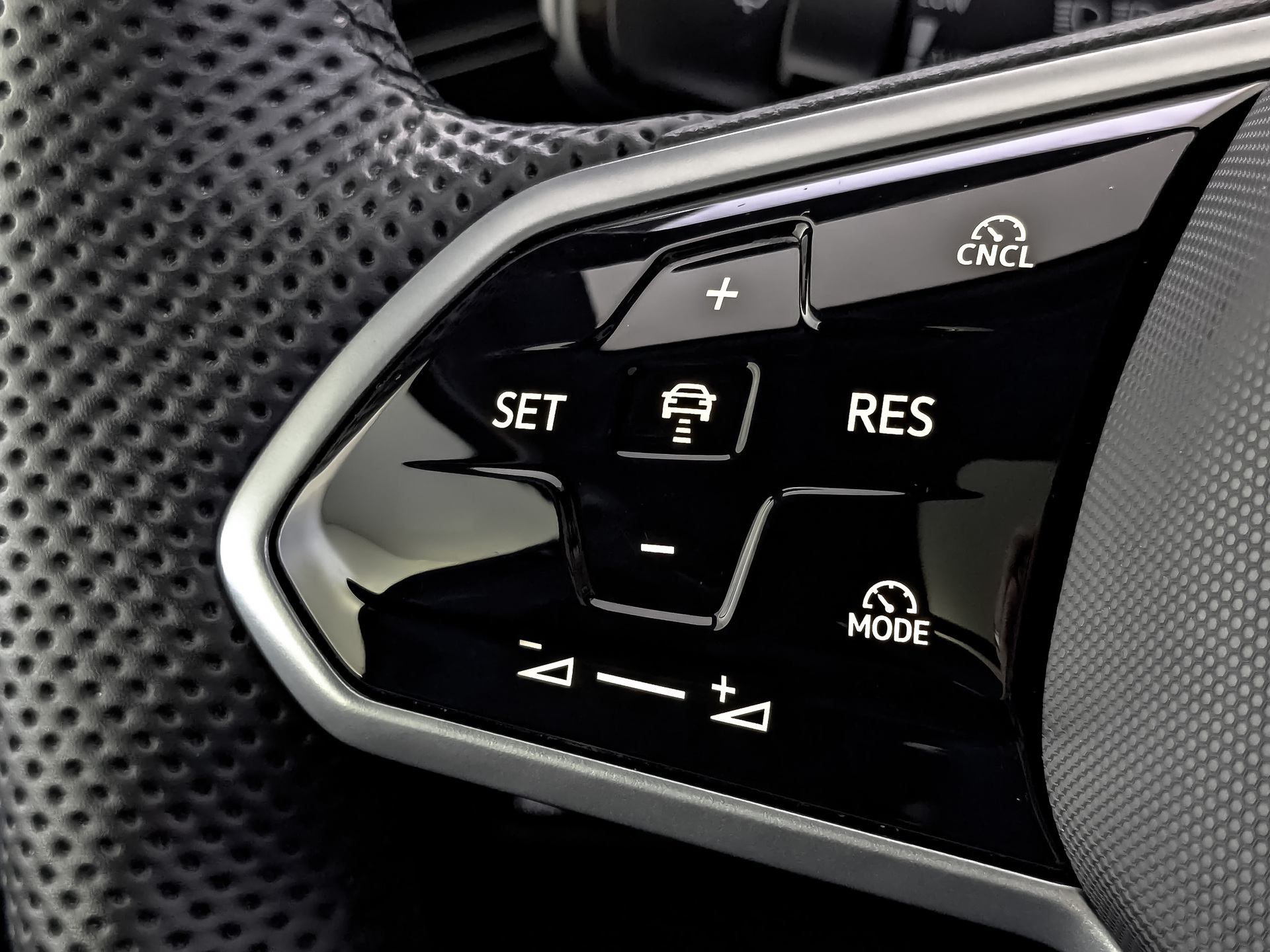 VOLKSWAGEN Tiguan 2.00 (220 л.с), автомат, 2024, пробег 43 080 км