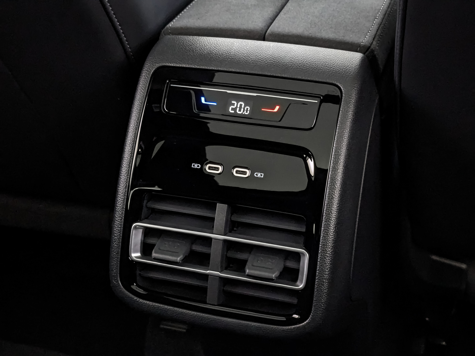 VOLKSWAGEN Tiguan 2.00 (220 л.с), автомат, 2024, пробег 43 080 км