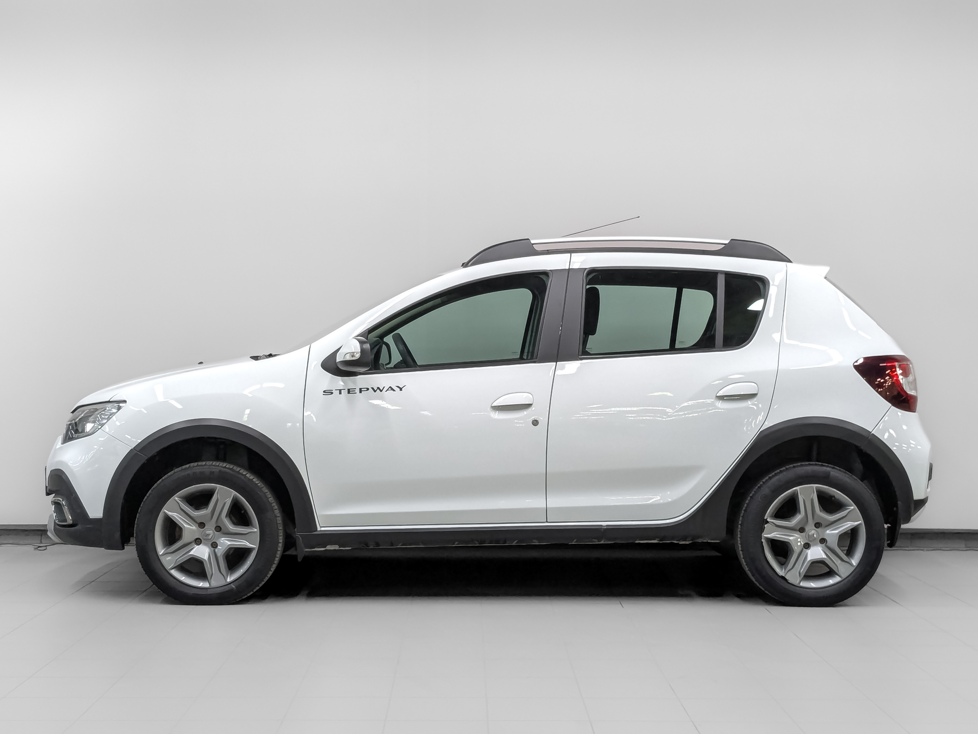 RENAULT Sandero 1.60 (102 л.с), автомат, 2021, пробег 62 235 км