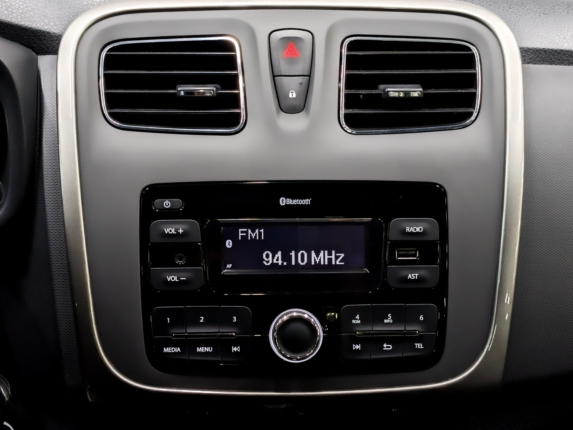 RENAULT Sandero 1.60 (102 л.с), автомат, 2021, пробег 62 235 км