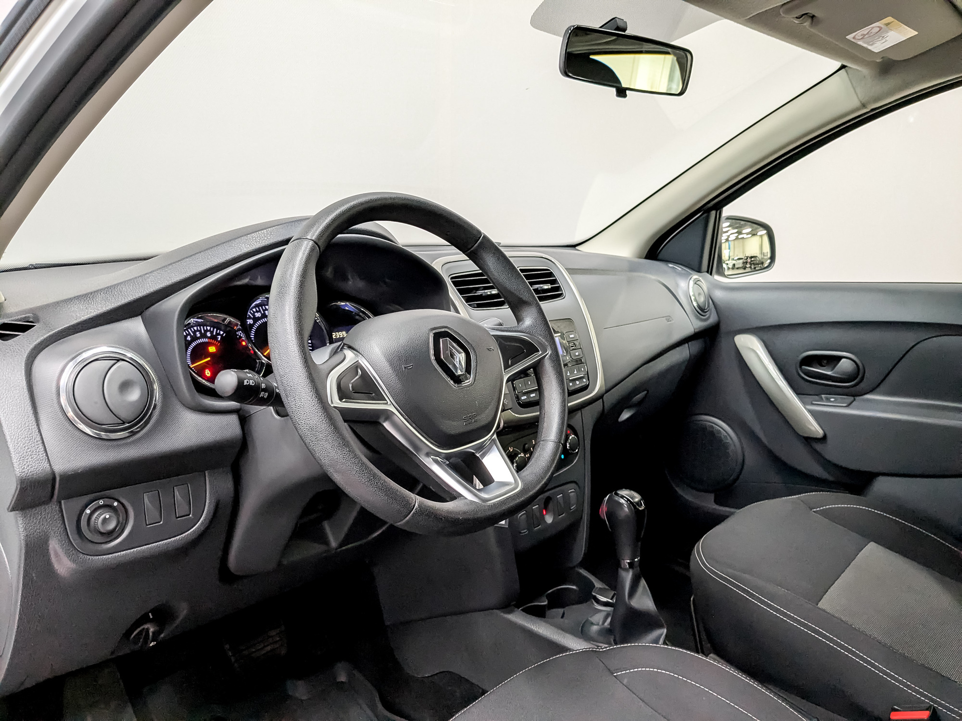 RENAULT Sandero 1.60 (102 л.с), автомат, 2021, пробег 62 235 км