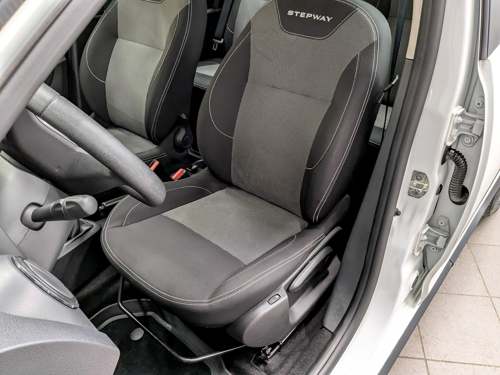 RENAULT Sandero 1.60 (102 л.с), автомат, 2021, пробег 62 235 км