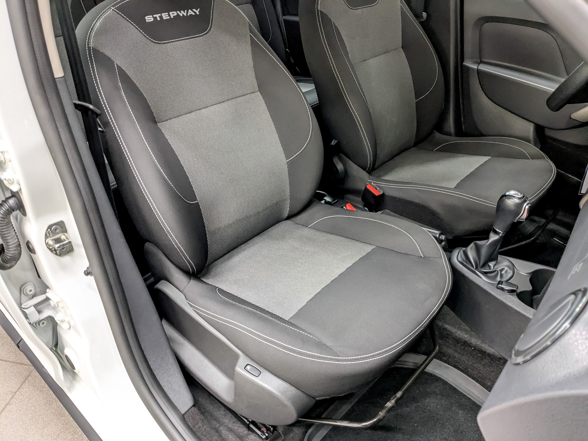 RENAULT Sandero 1.60 (102 л.с), автомат, 2021, пробег 62 235 км