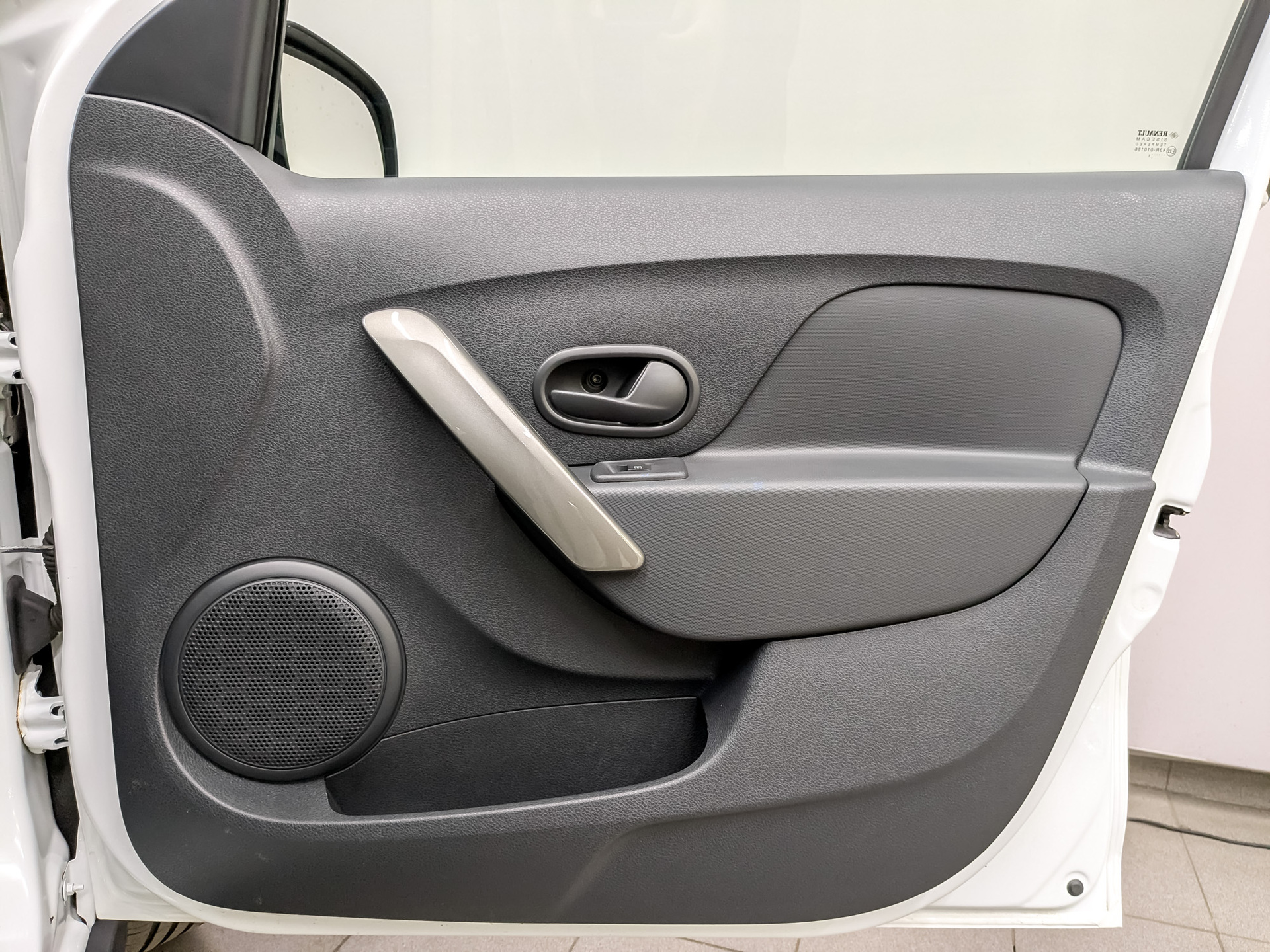 RENAULT Sandero 1.60 (102 л.с), автомат, 2021, пробег 62 235 км
