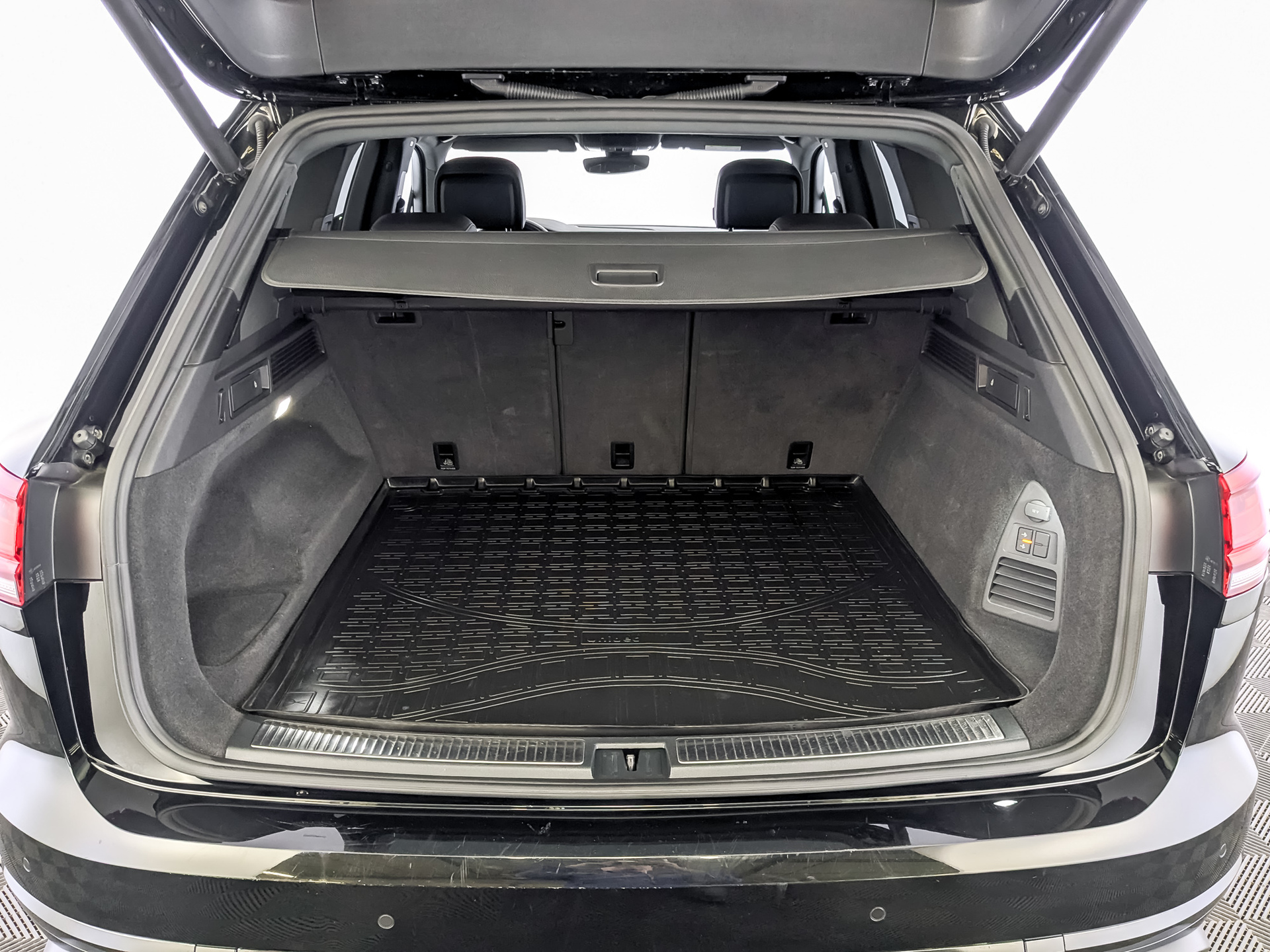VOLKSWAGEN Touareg 3.00 (286 л.с), автомат, 2018, пробег 172 366 км