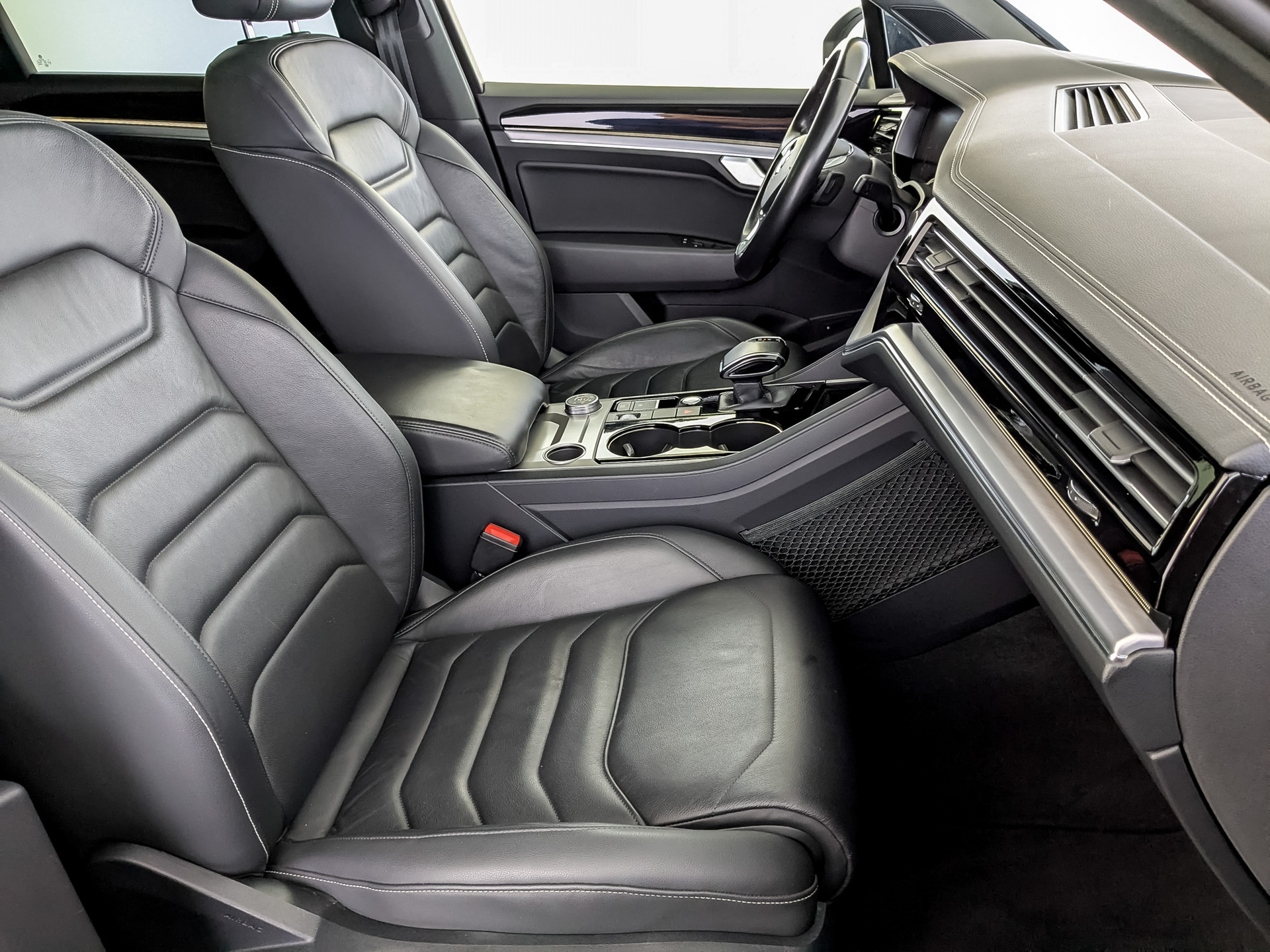 VOLKSWAGEN Touareg 3.00 (286 л.с), автомат, 2018, пробег 172 366 км