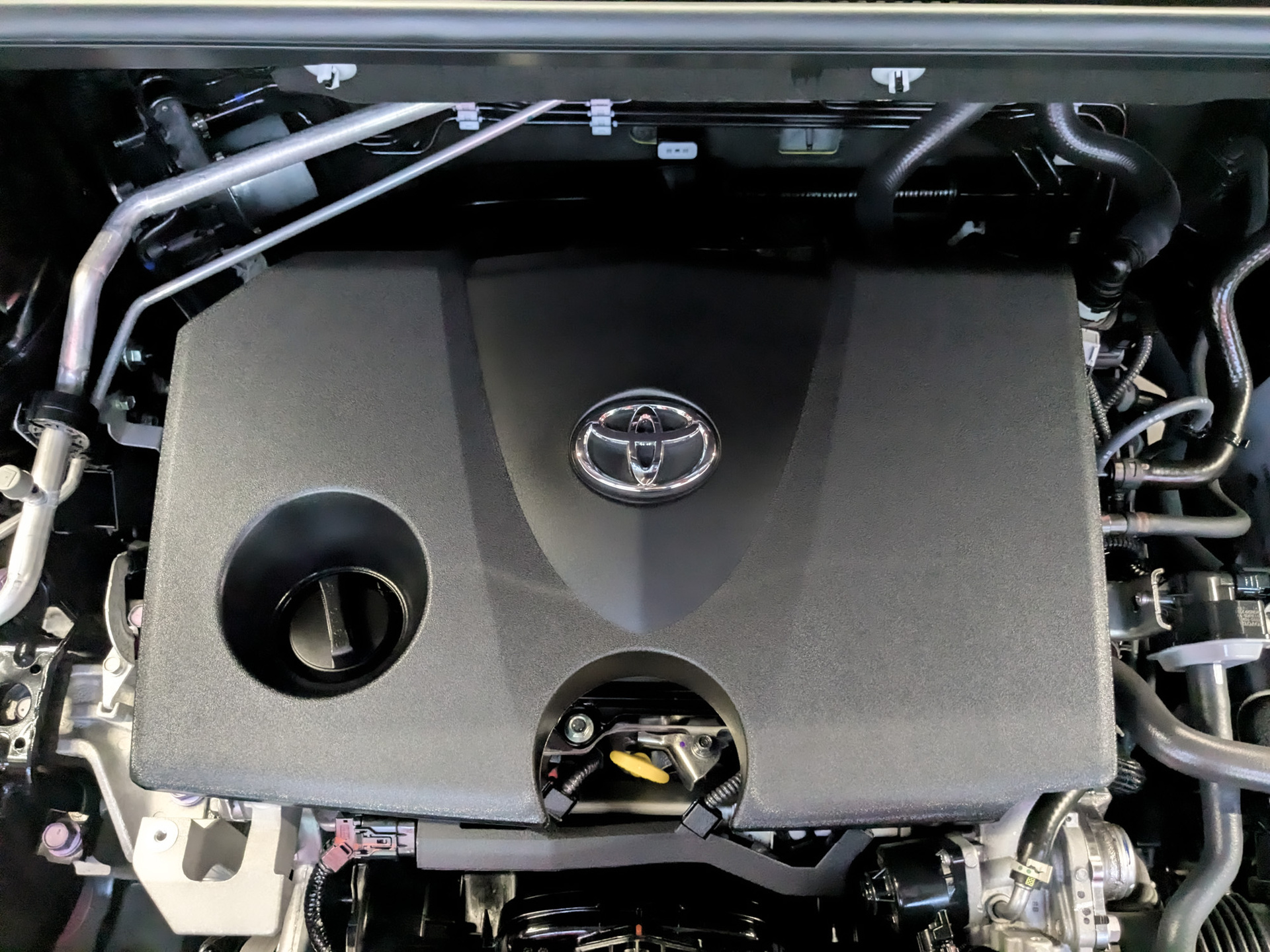 TOYOTA Rav-4 2.00 (171 л.с), автомат, 2025, пробег 5 557 км