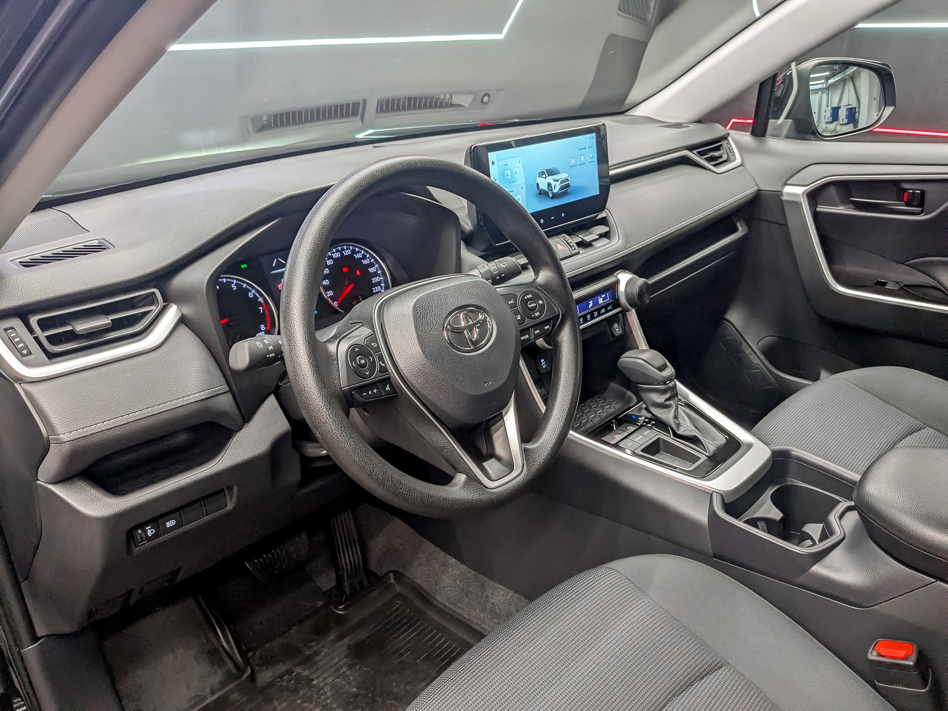 TOYOTA Rav-4 2.00 (171 л.с), автомат, 2025, пробег 5 557 км