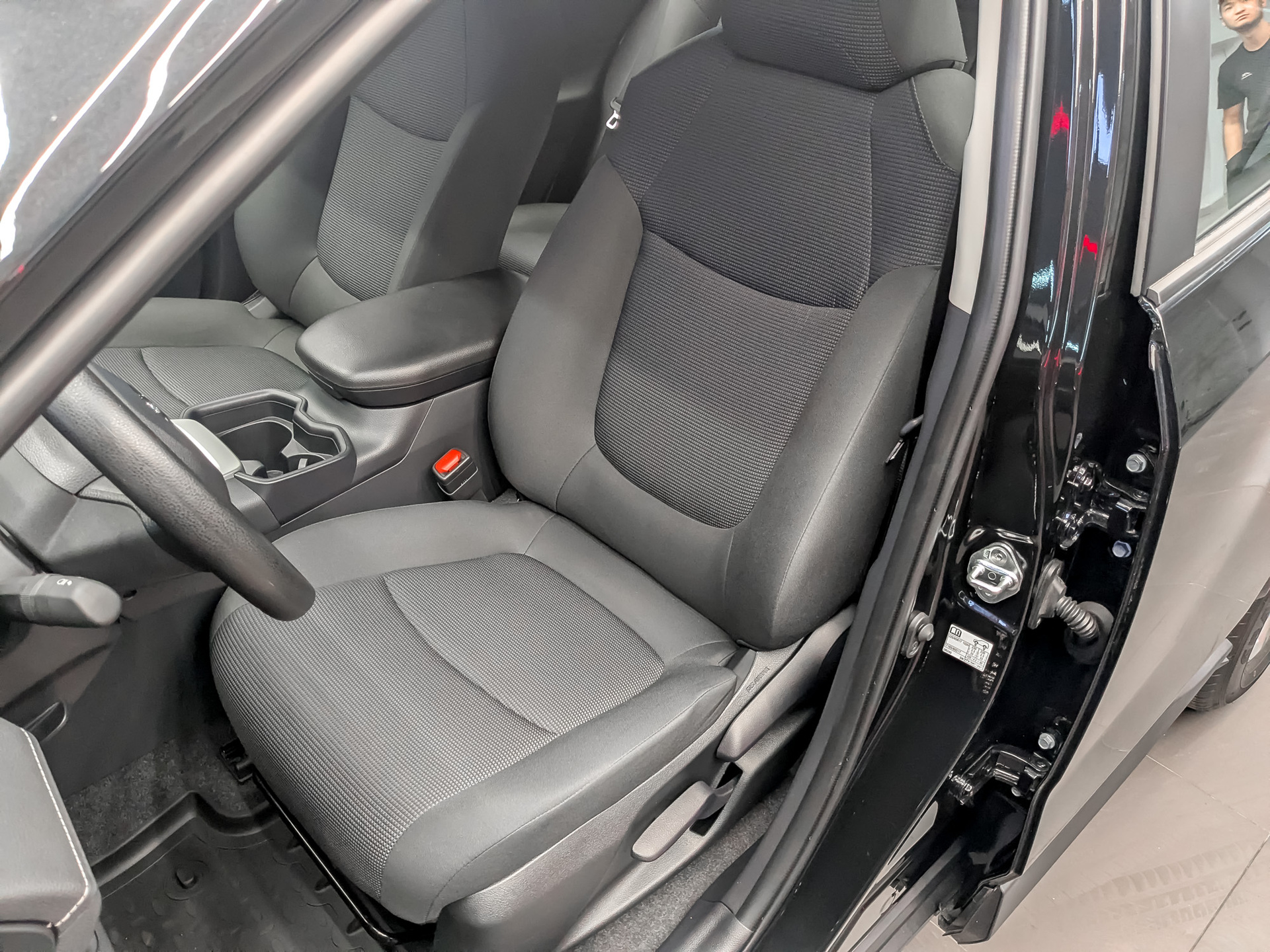 TOYOTA Rav-4 2.00 (171 л.с), автомат, 2025, пробег 5 557 км
