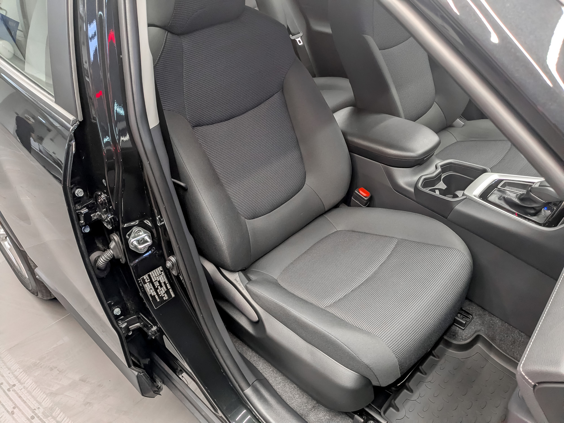 TOYOTA Rav-4 2.00 (171 л.с), автомат, 2025, пробег 5 557 км