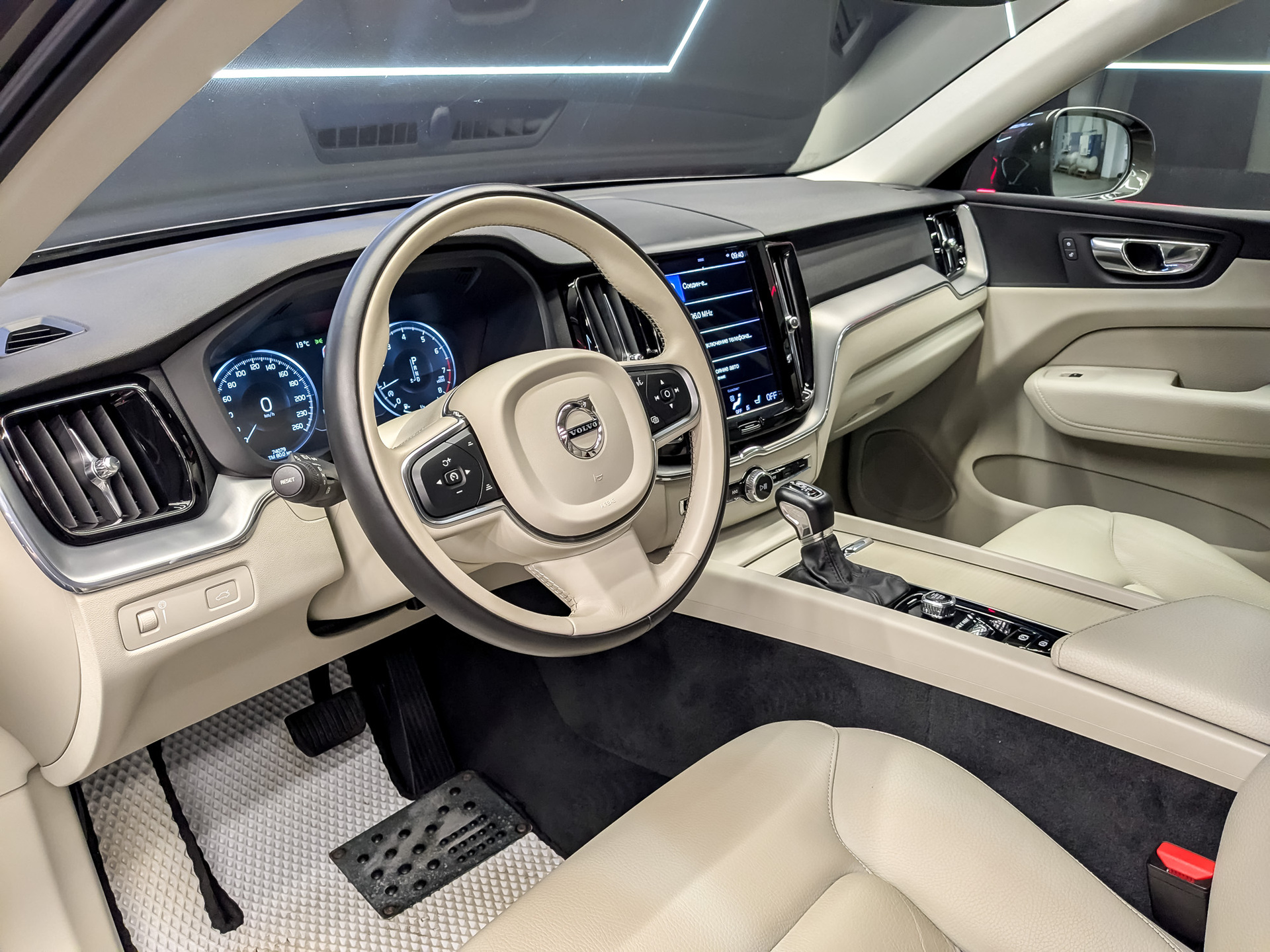 VOLVO XC60 2.00 (249 л.с), автомат, 2020, пробег 74 072 км