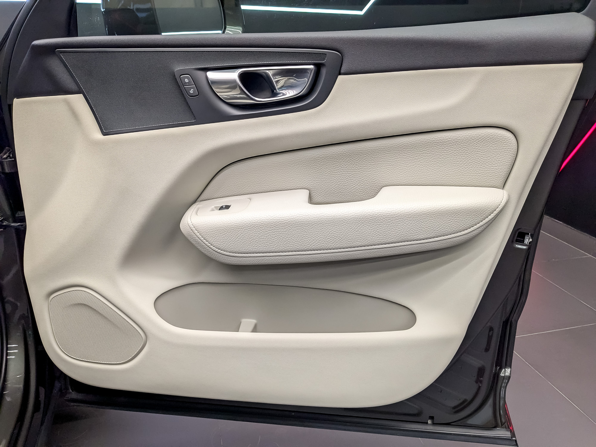 VOLVO XC60 2.00 (249 л.с), автомат, 2020, пробег 74 072 км