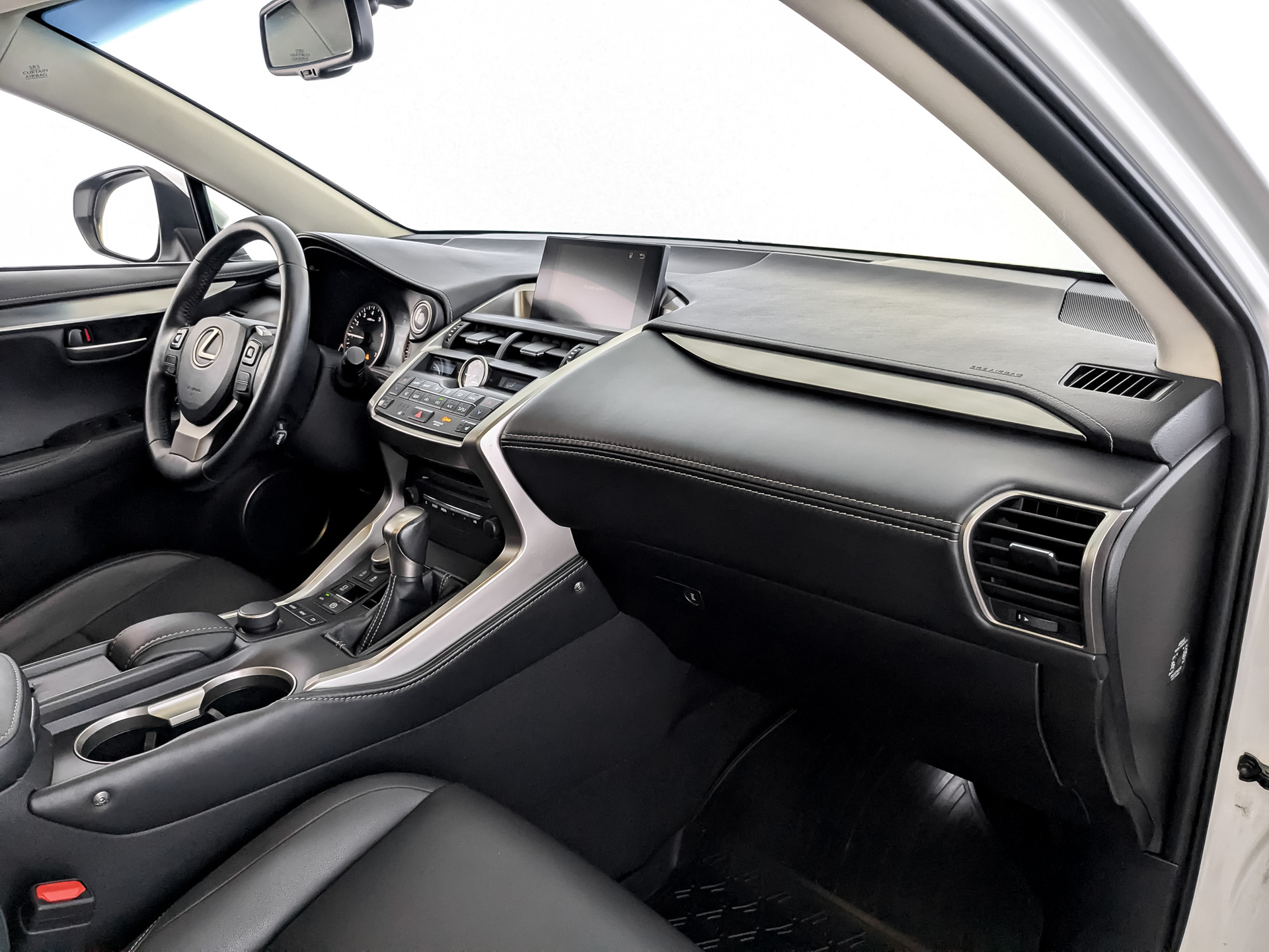 LEXUS NX 2.00 (150 л.с), автомат, 2017, пробег 166 995 км