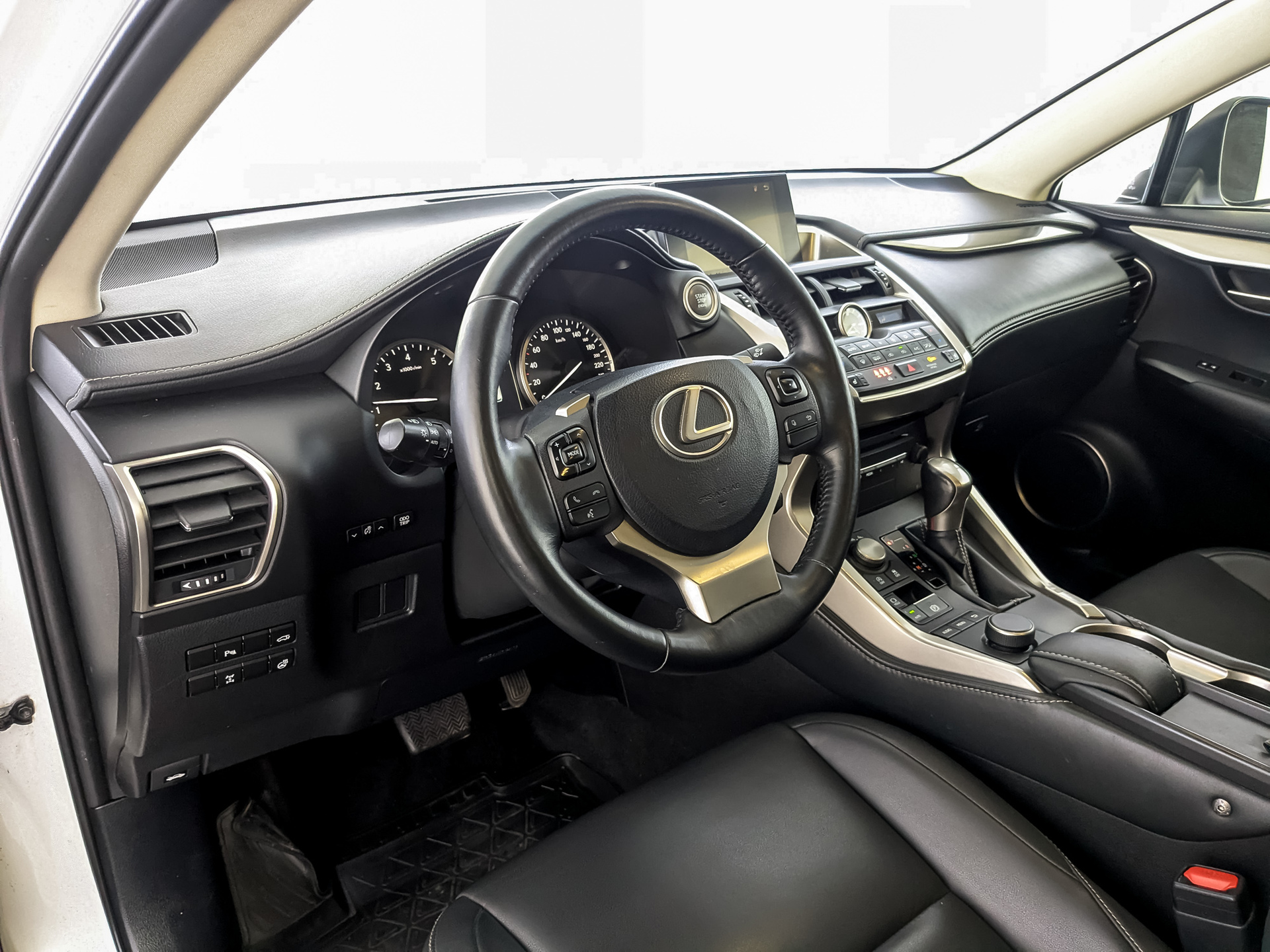 LEXUS NX 2.00 (150 л.с), автомат, 2017, пробег 166 995 км