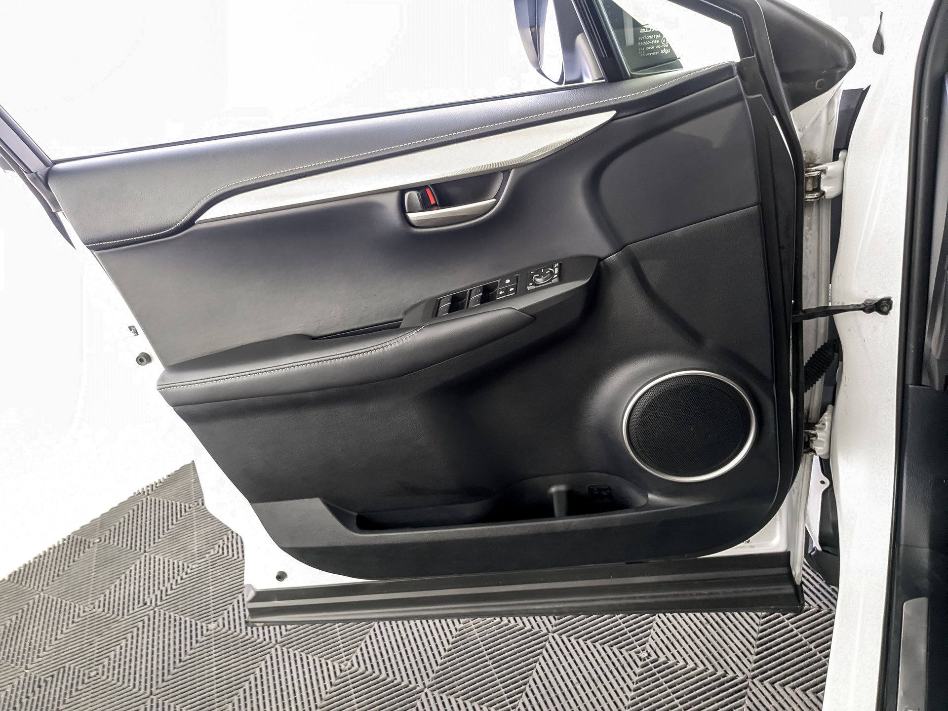 LEXUS NX 2.00 (150 л.с), автомат, 2017, пробег 166 995 км