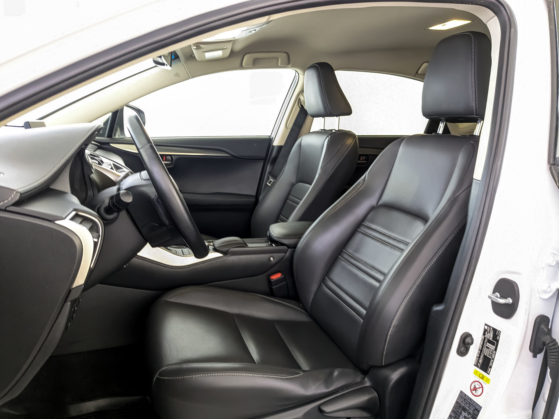 LEXUS NX 2.00 (150 л.с), автомат, 2017, пробег 166 995 км