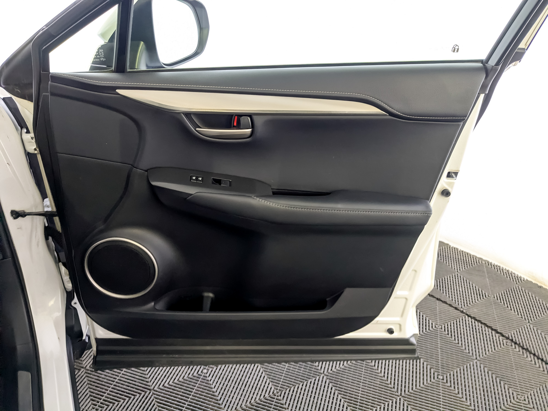LEXUS NX 2.00 (150 л.с), автомат, 2017, пробег 166 995 км