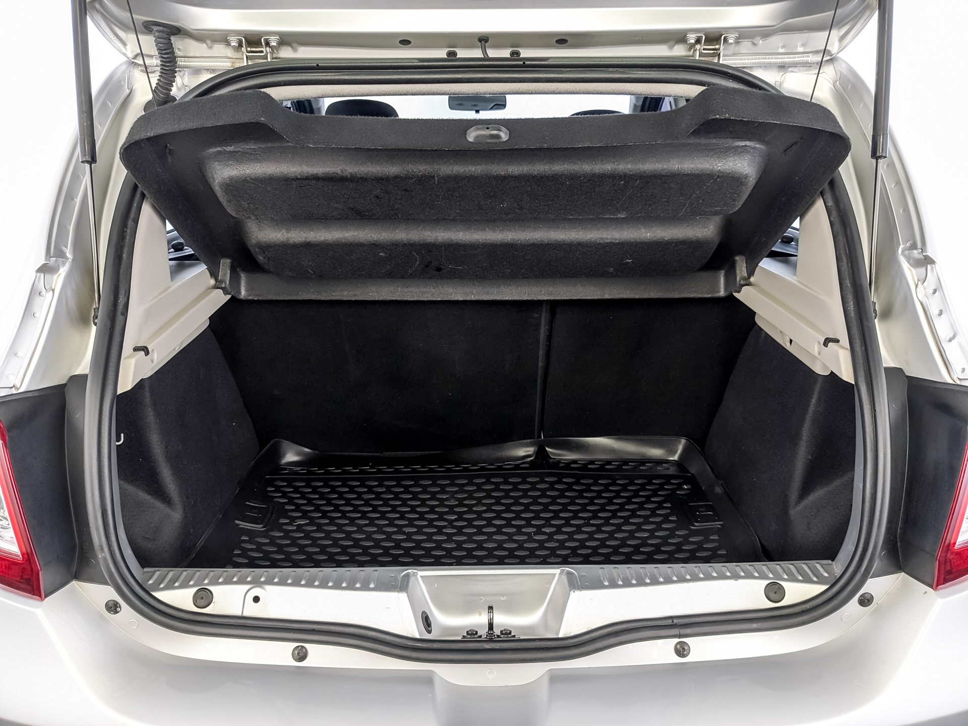 RENAULT Sandero 1.60 (82 л.с), механическая, 2019, пробег 32 690 км
