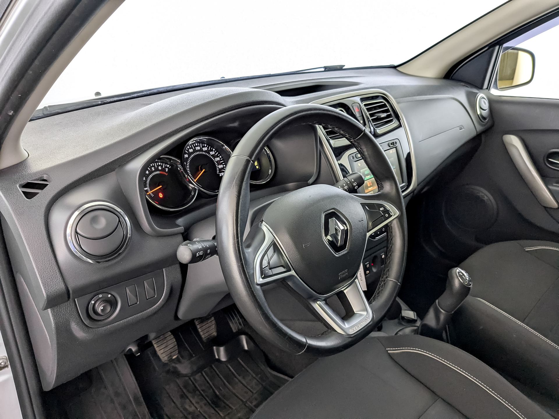 RENAULT Sandero 1.60 (82 л.с), механическая, 2019, пробег 32 690 км