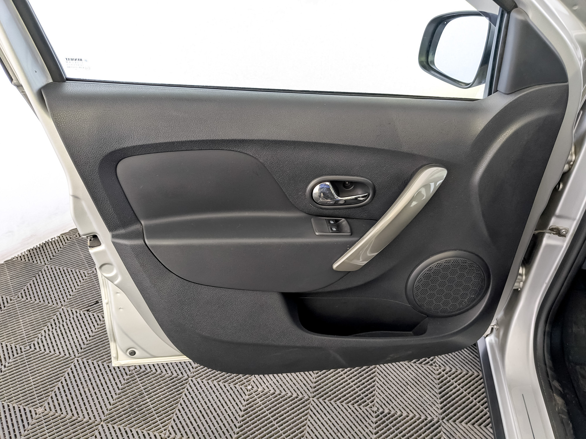 RENAULT Sandero 1.60 (82 л.с), механическая, 2019, пробег 32 690 км