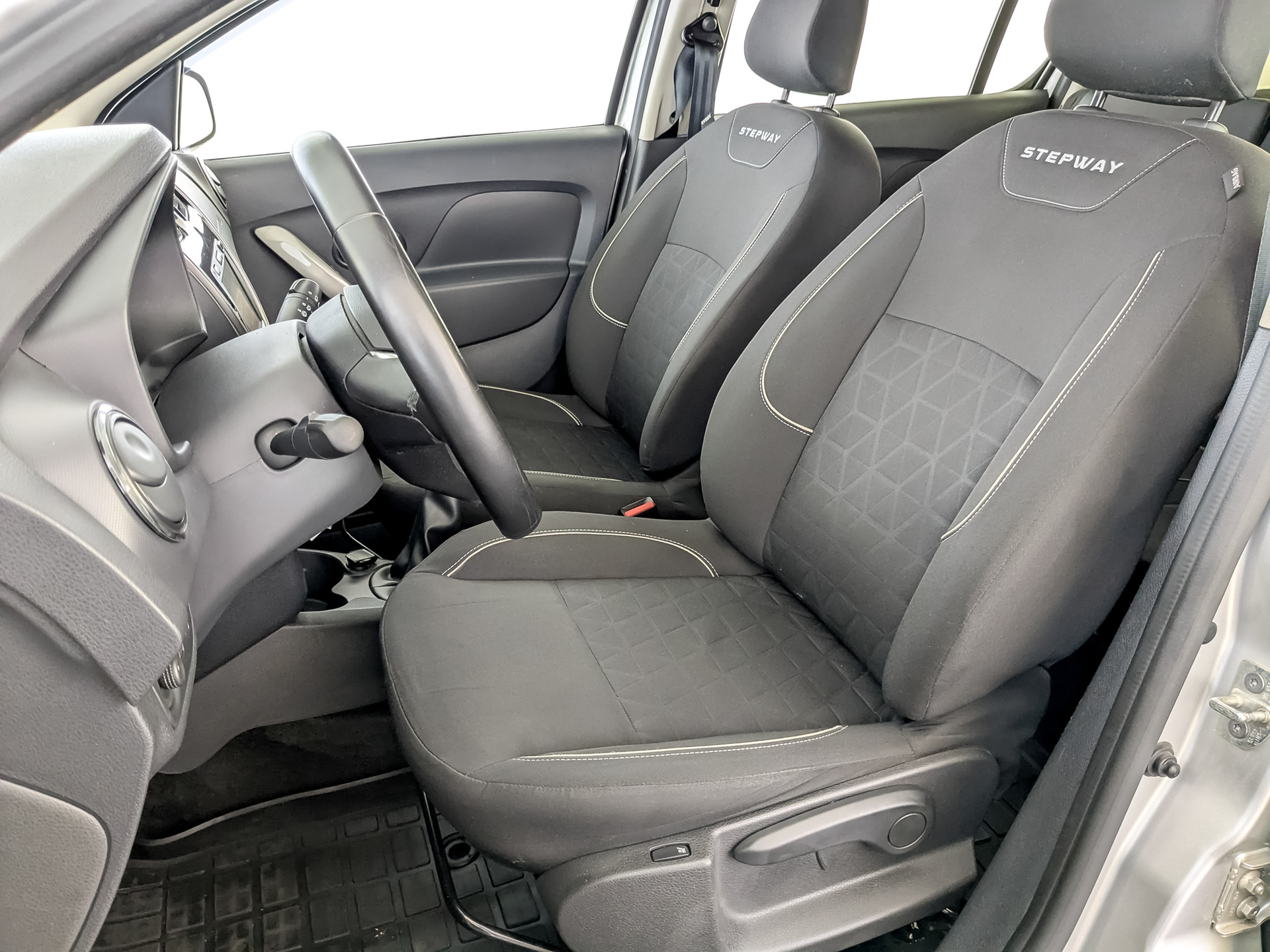 RENAULT Sandero 1.60 (82 л.с), механическая, 2019, пробег 32 690 км