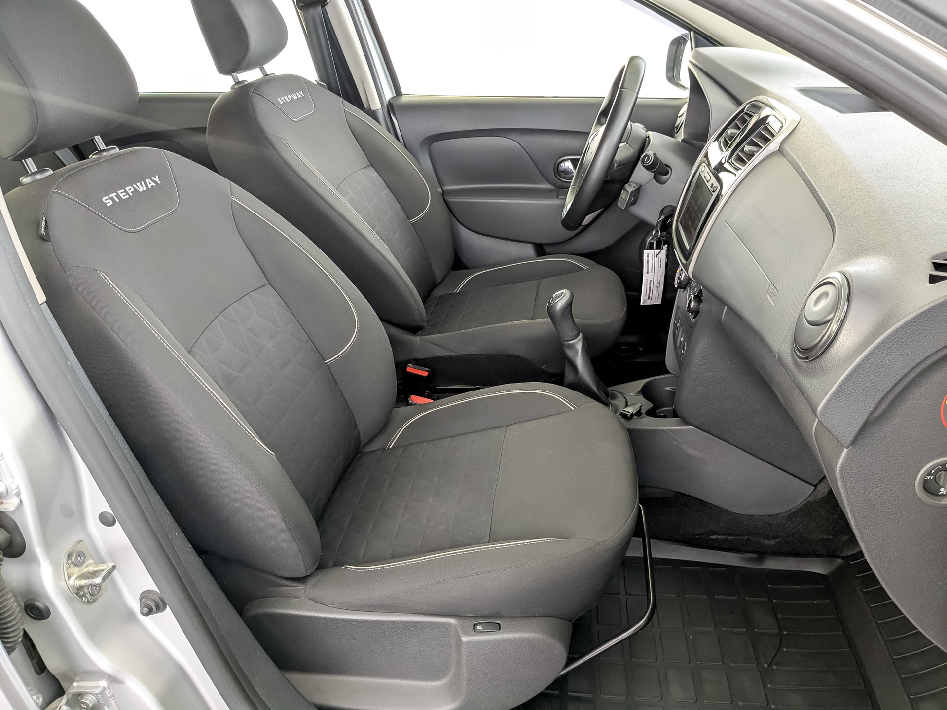 RENAULT Sandero 1.60 (82 л.с), механическая, 2019, пробег 32 690 км