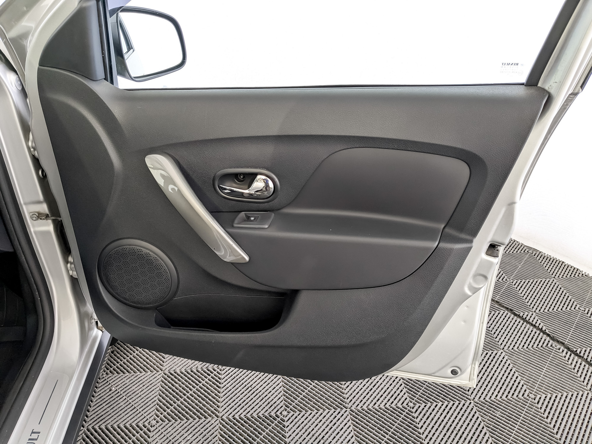 RENAULT Sandero 1.60 (82 л.с), механическая, 2019, пробег 32 690 км