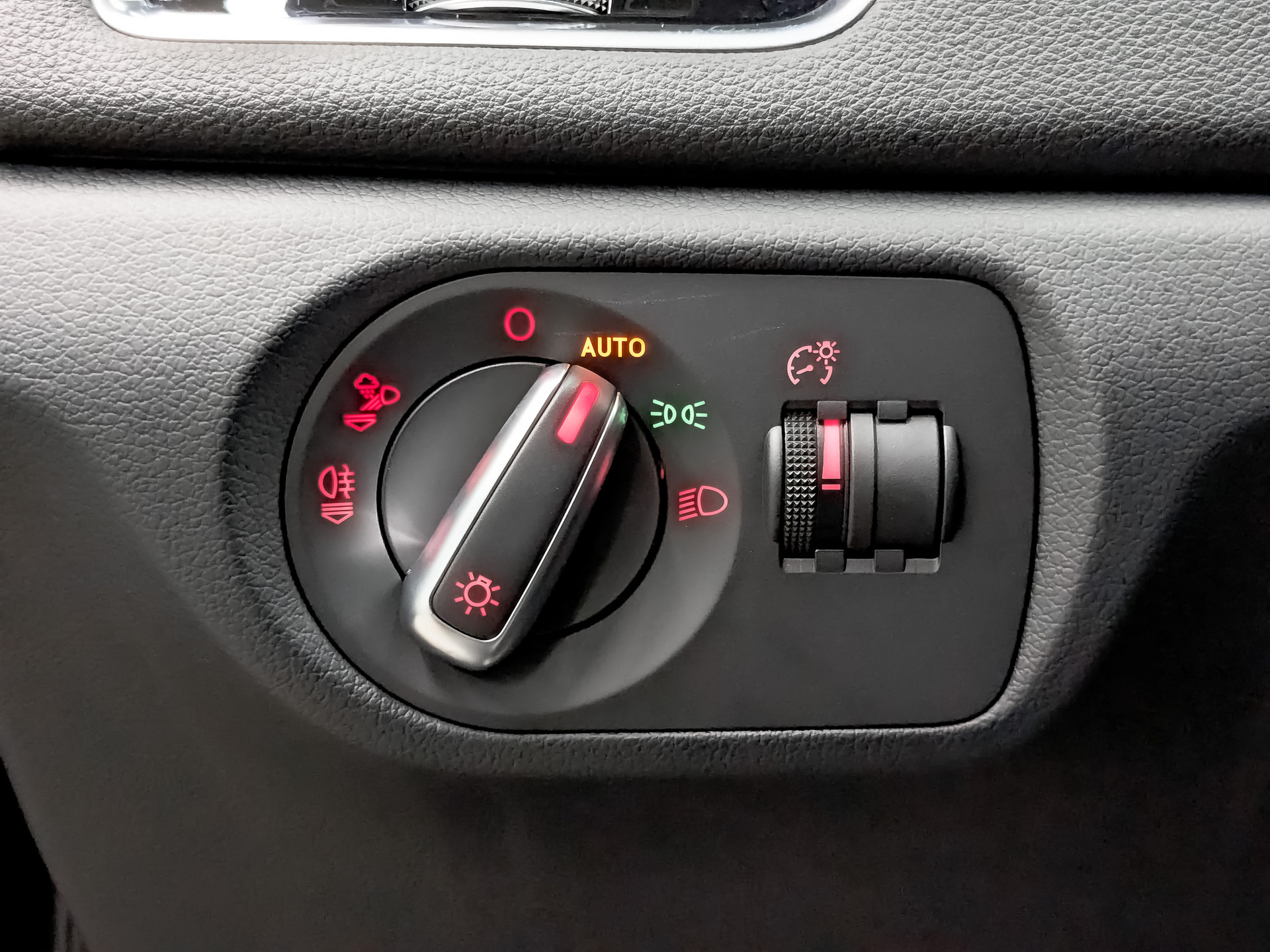 AUDI Q3 2.00 (180 л.с), автомат, 2017, пробег 76 827 км