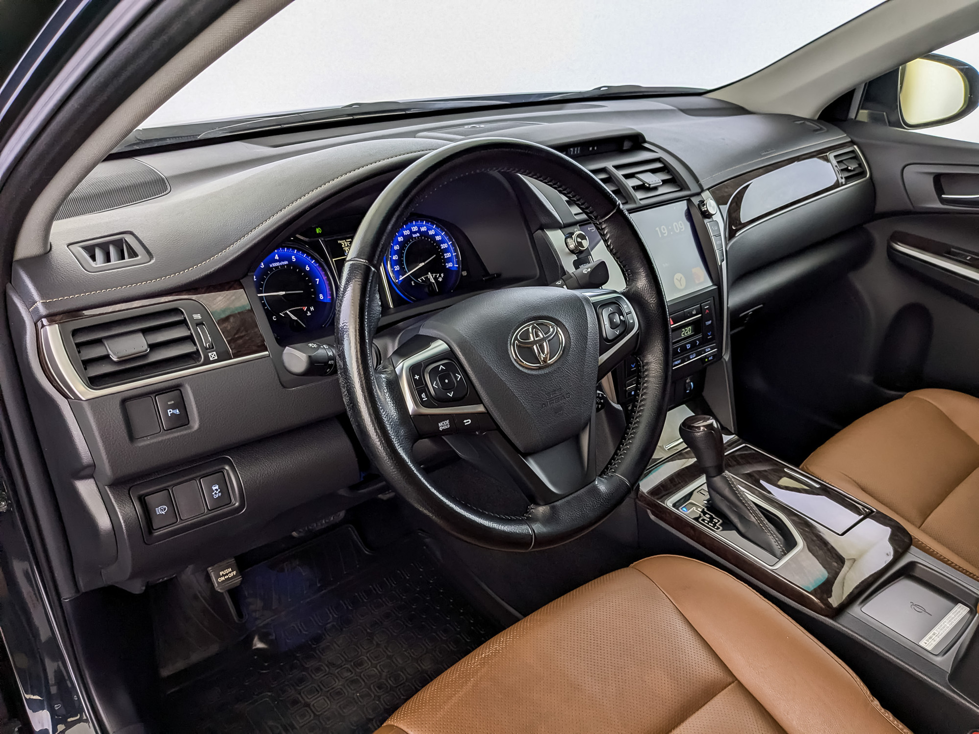 TOYOTA Camry 2.50 (181 л.с), автомат, 2017, пробег 52 500 км