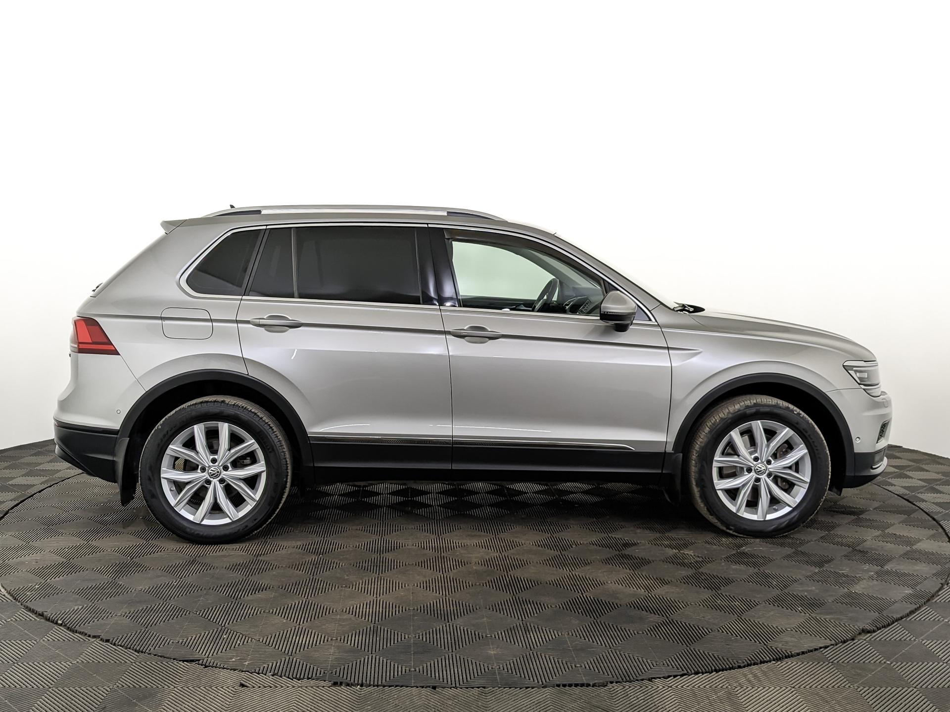 VOLKSWAGEN Tiguan 2.00 (180 л.с), автомат, 2018, пробег 62 715 км