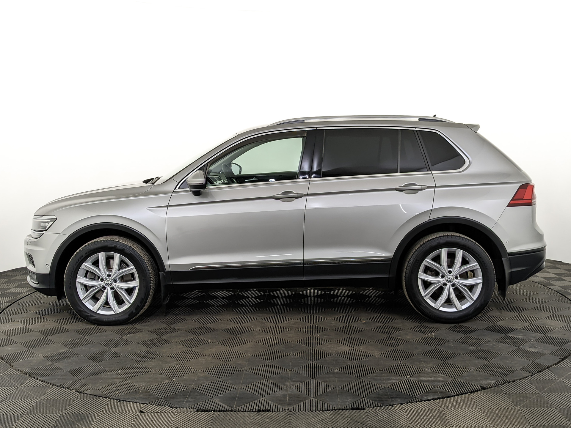 VOLKSWAGEN Tiguan 2.00 (180 л.с), автомат, 2018, пробег 62 715 км
