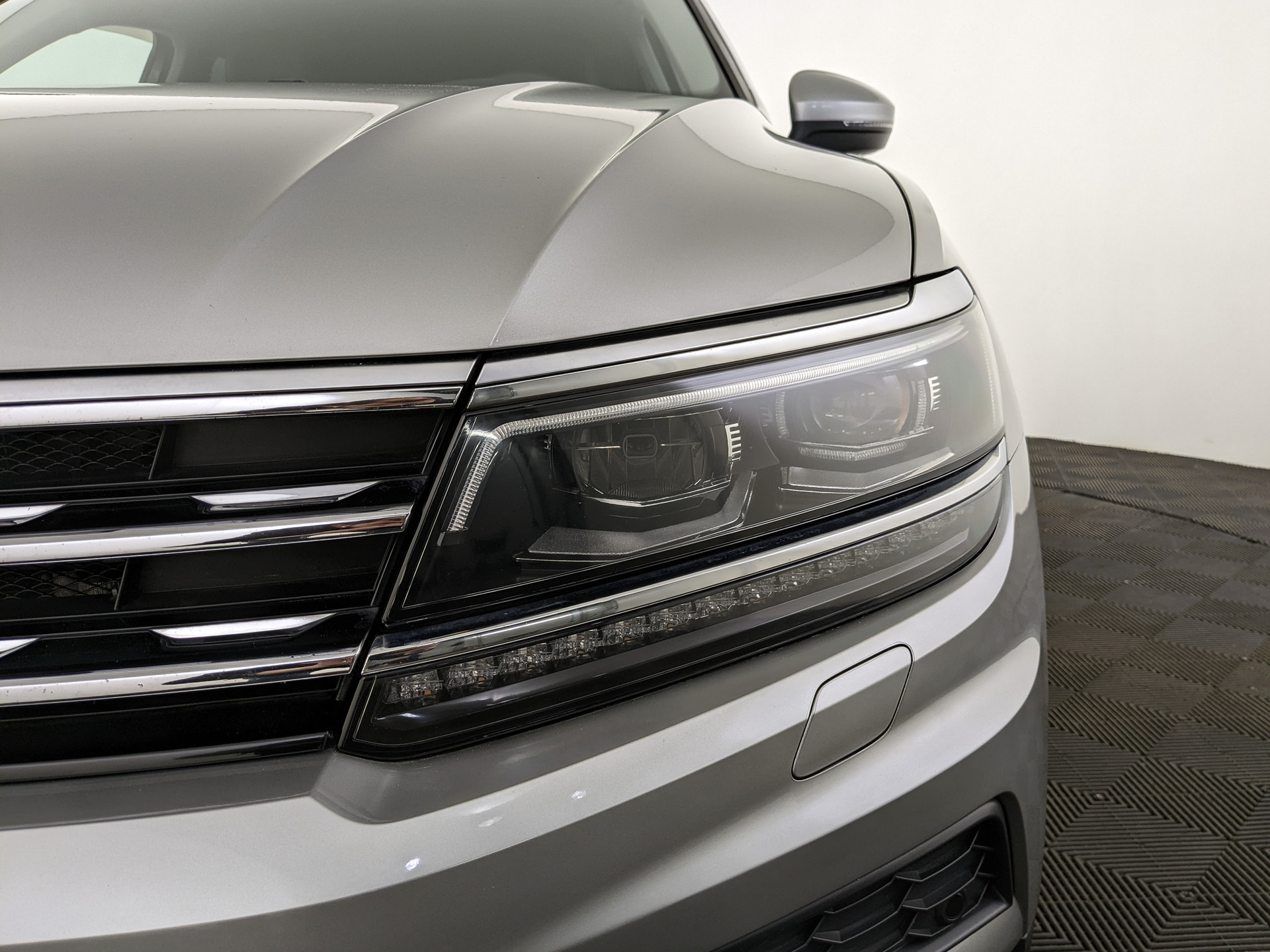VOLKSWAGEN Tiguan 2.00 (180 л.с), автомат, 2018, пробег 62 715 км
