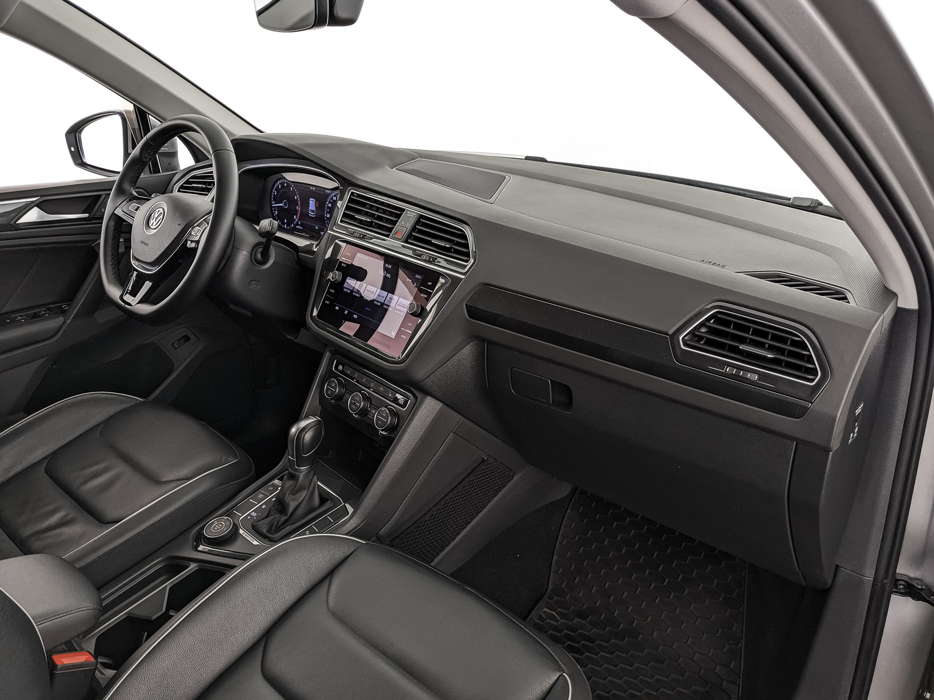 VOLKSWAGEN Tiguan 2.00 (180 л.с), автомат, 2018, пробег 62 715 км
