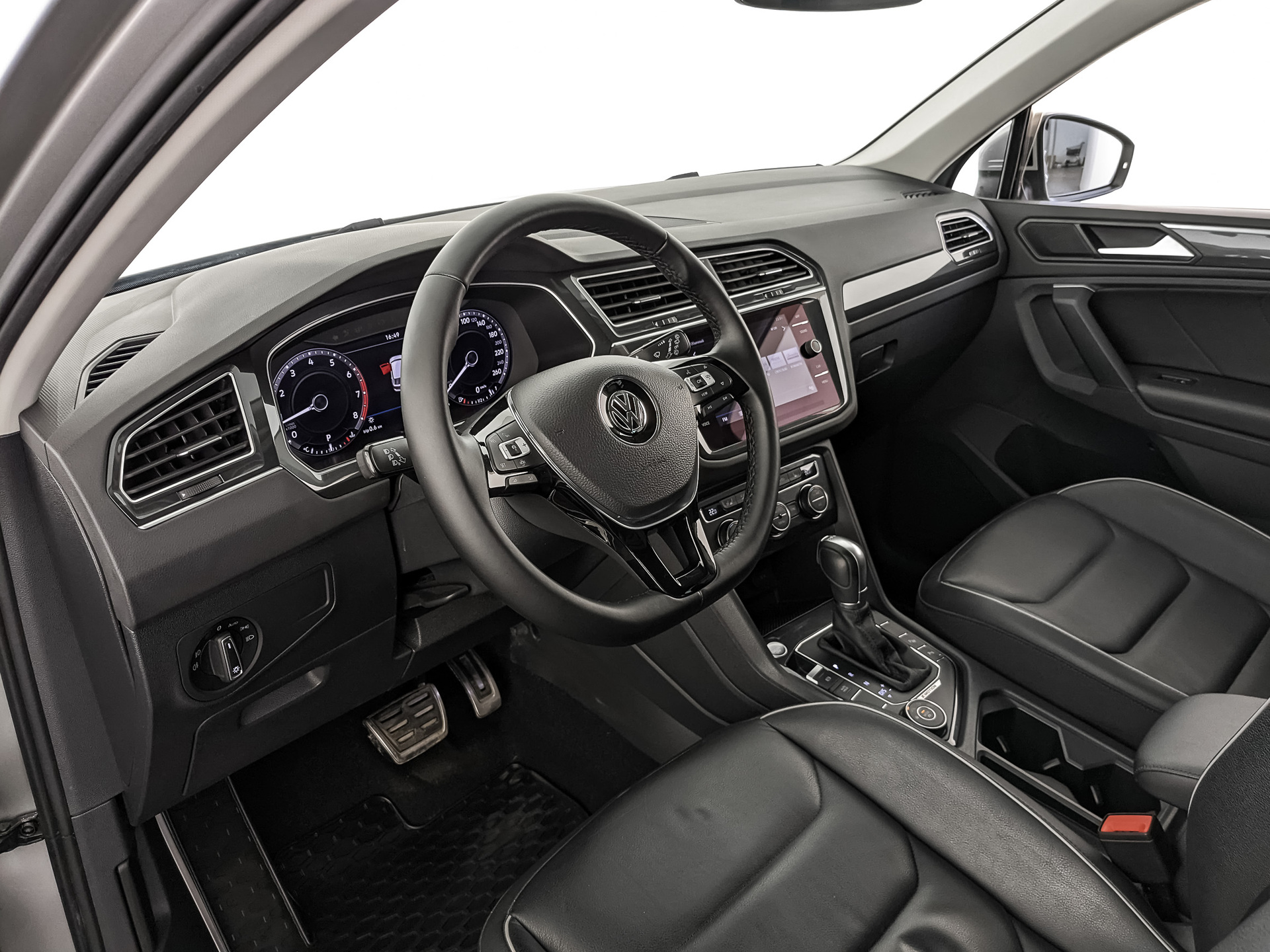 VOLKSWAGEN Tiguan 2.00 (180 л.с), автомат, 2018, пробег 62 715 км