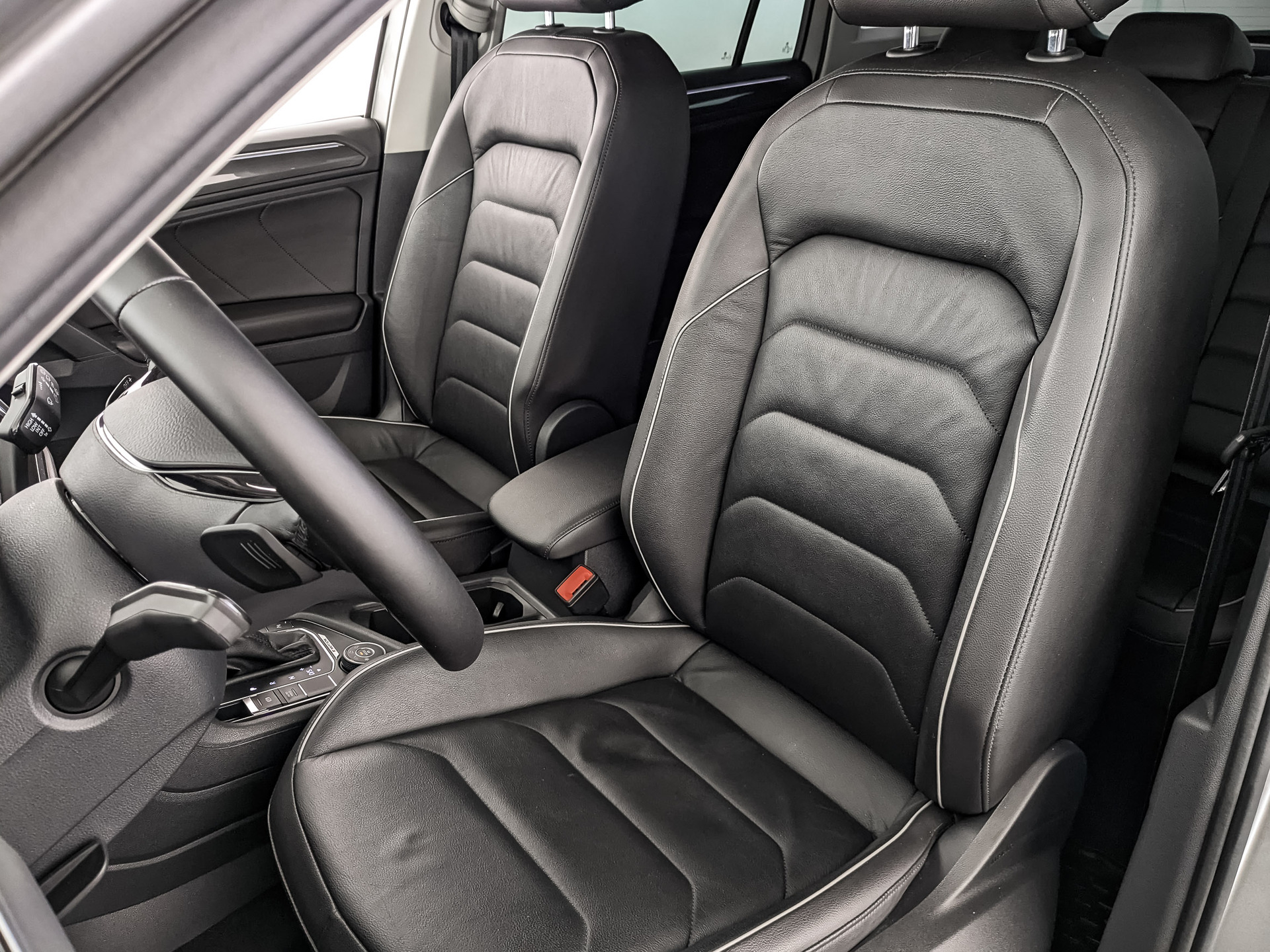 VOLKSWAGEN Tiguan 2.00 (180 л.с), автомат, 2018, пробег 62 715 км
