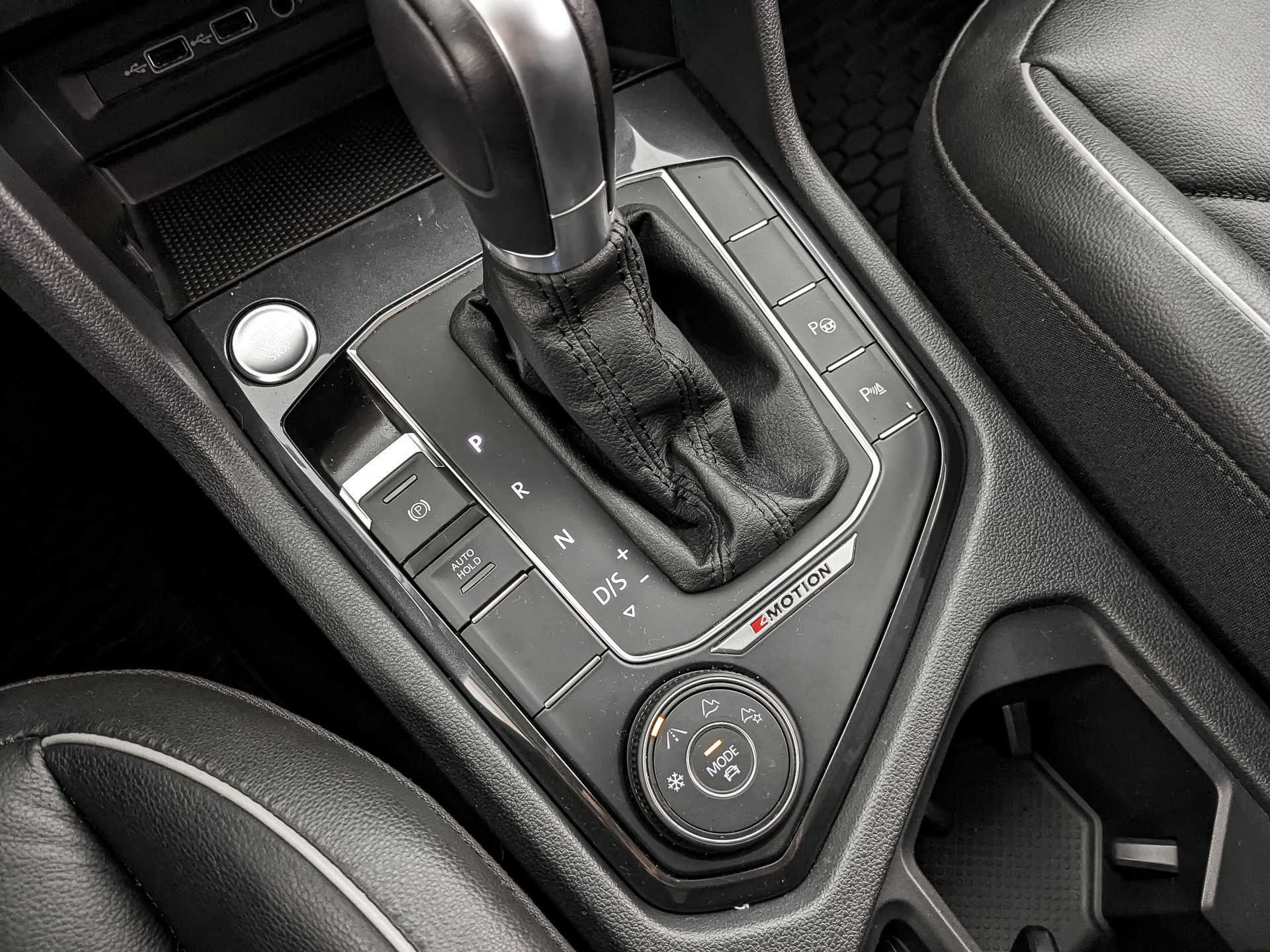 VOLKSWAGEN Tiguan 2.00 (180 л.с), автомат, 2018, пробег 62 715 км