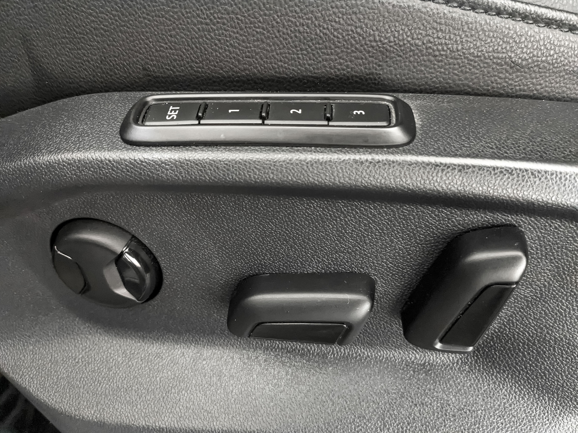 VOLKSWAGEN Tiguan 2.00 (180 л.с), автомат, 2018, пробег 62 715 км