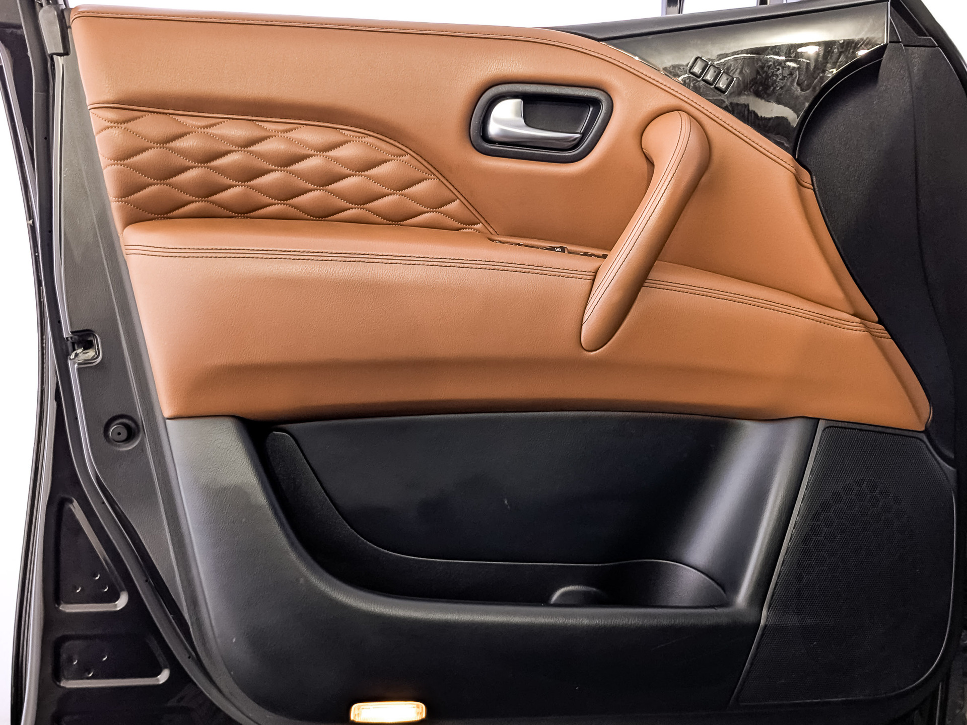 INFINITI QX80 5.60 (405 л.с), автомат, 2019, пробег 137 396 км