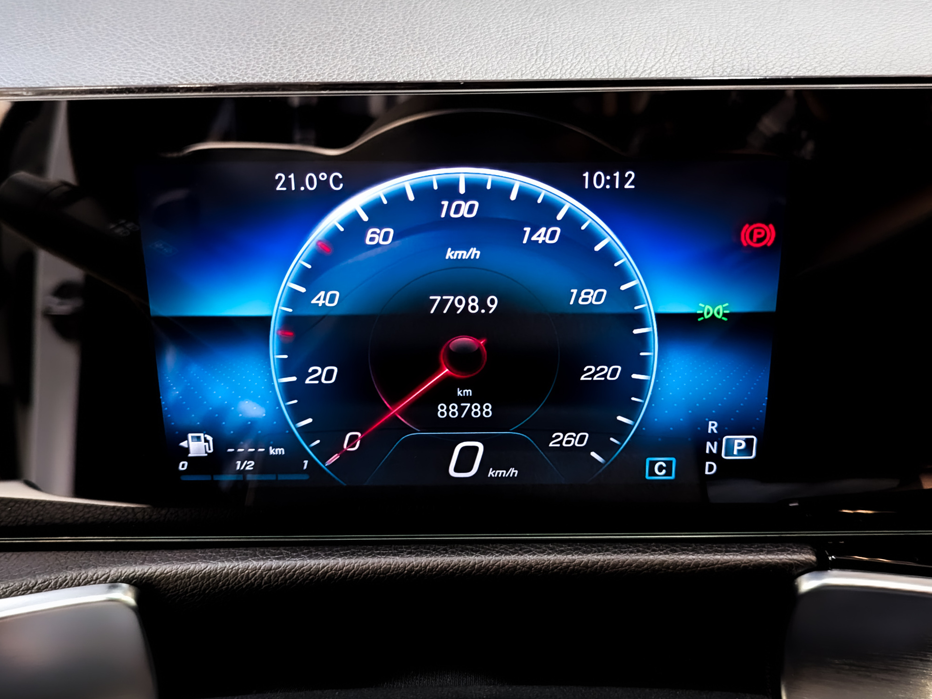 MERCEDES-BENZ GLB 1.30 (150 л.с), автомат, 2021, пробег 88 783 км