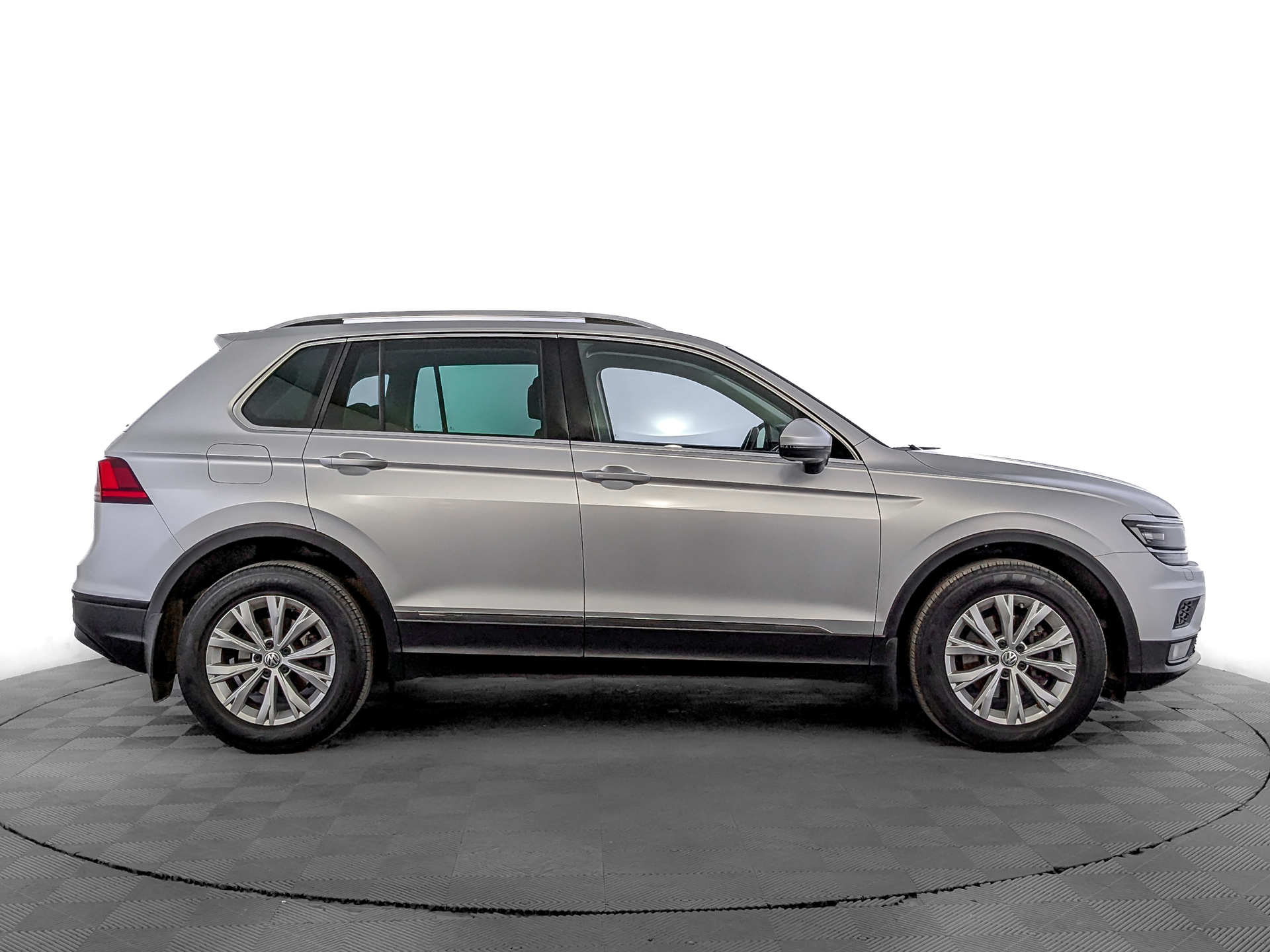 VOLKSWAGEN Tiguan 1.40 (150 л.с), автомат, 2017, пробег 125 740 км