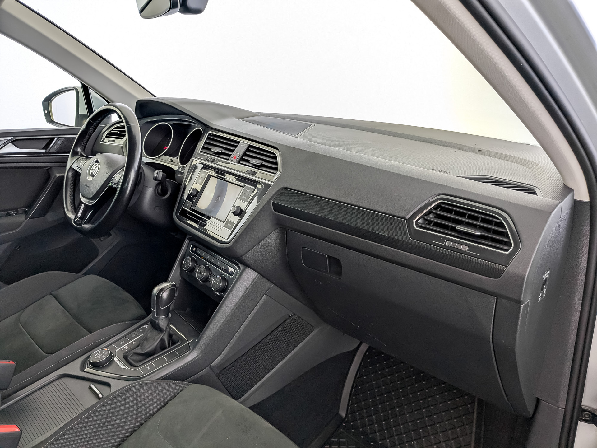 VOLKSWAGEN Tiguan 1.40 (150 л.с), автомат, 2017, пробег 125 740 км