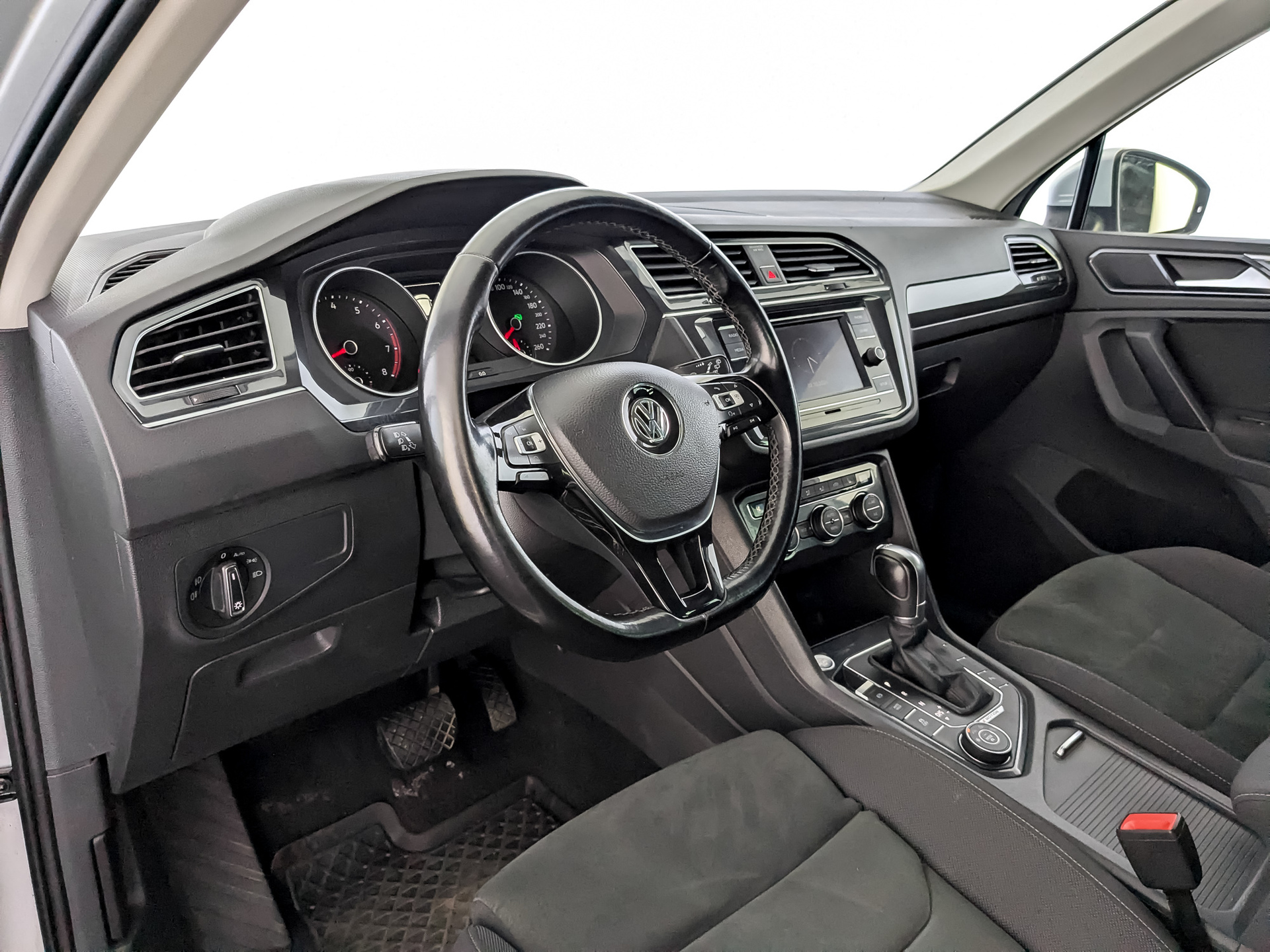 VOLKSWAGEN Tiguan 1.40 (150 л.с), автомат, 2017, пробег 125 740 км