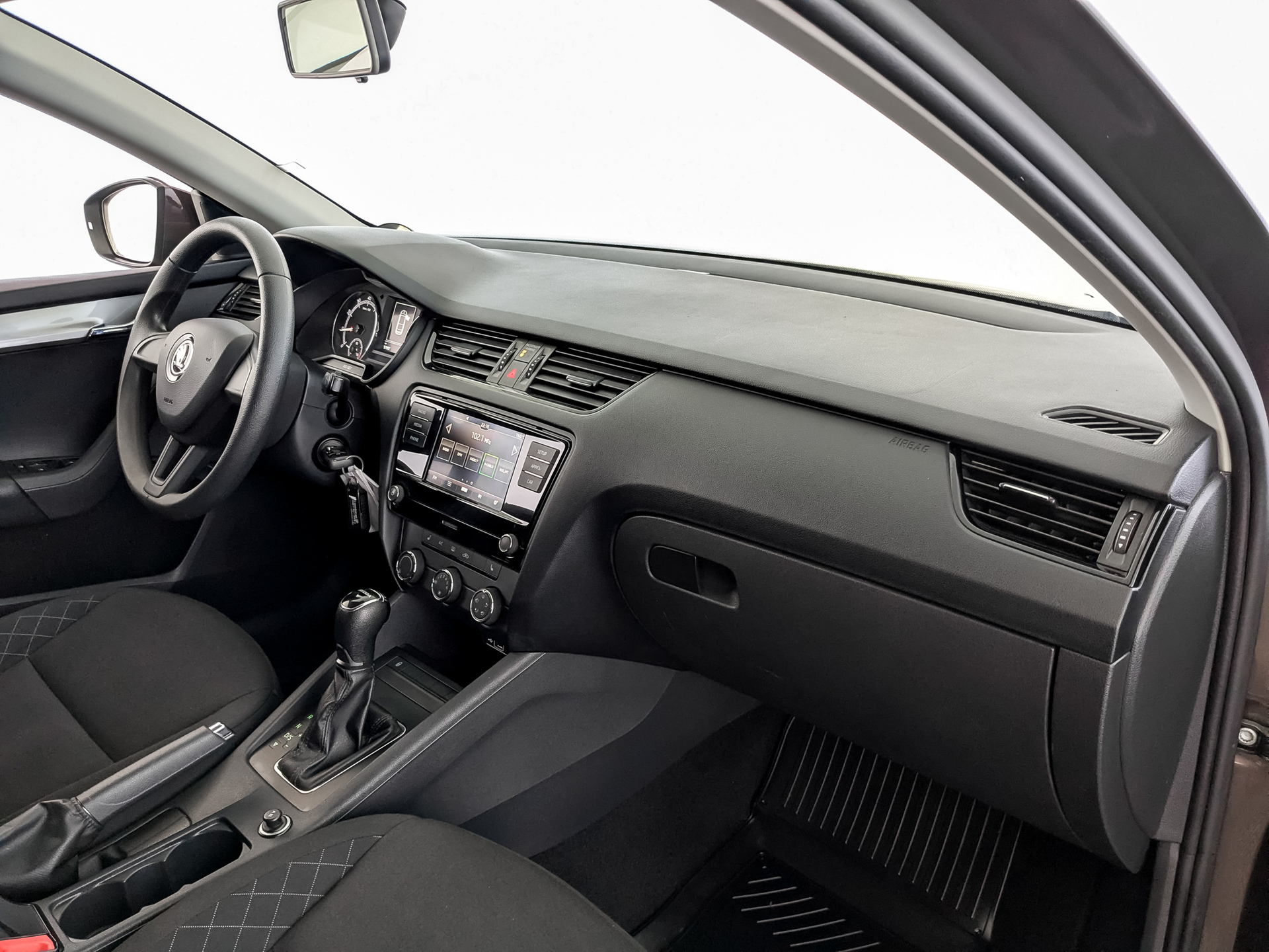 SKODA Octavia 1.60 (110 л.с), автомат, 2019, пробег 97 886 км