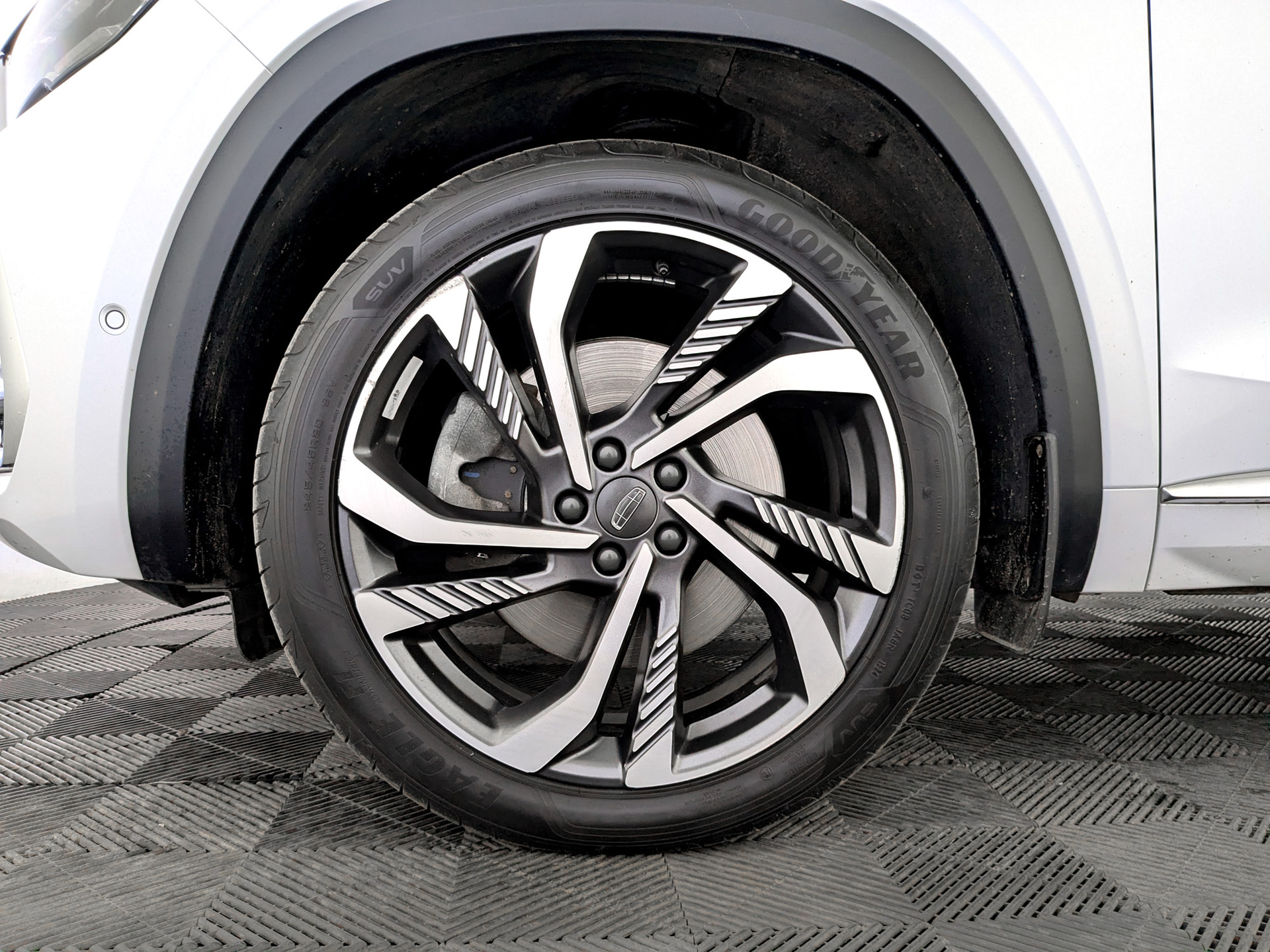 GEELY Monjaro 2.00 (238 л.с), автомат, 2023, пробег 26 928 км