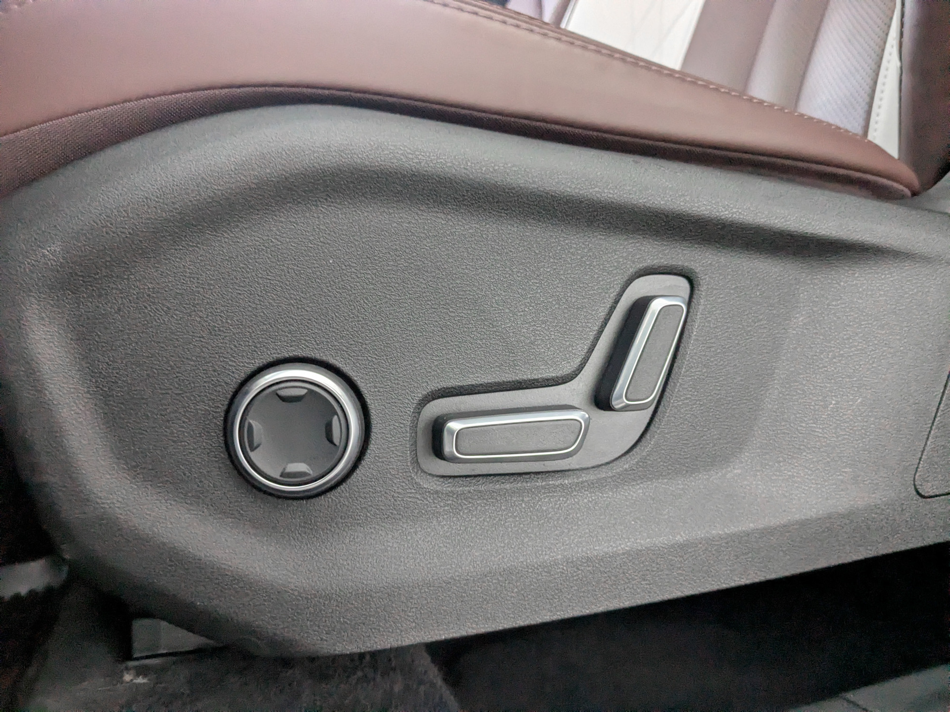 GEELY Monjaro 2.00 (238 л.с), автомат, 2023, пробег 26 928 км