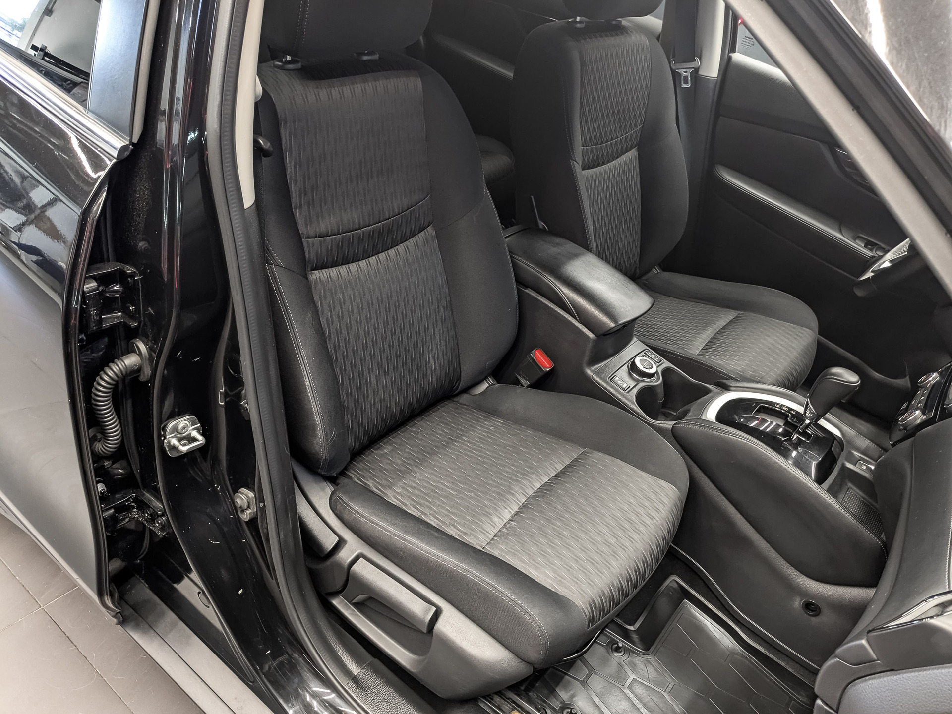NISSAN X-Trail 2.50 (171 л.с), автомат, 2019, пробег 148 736 км