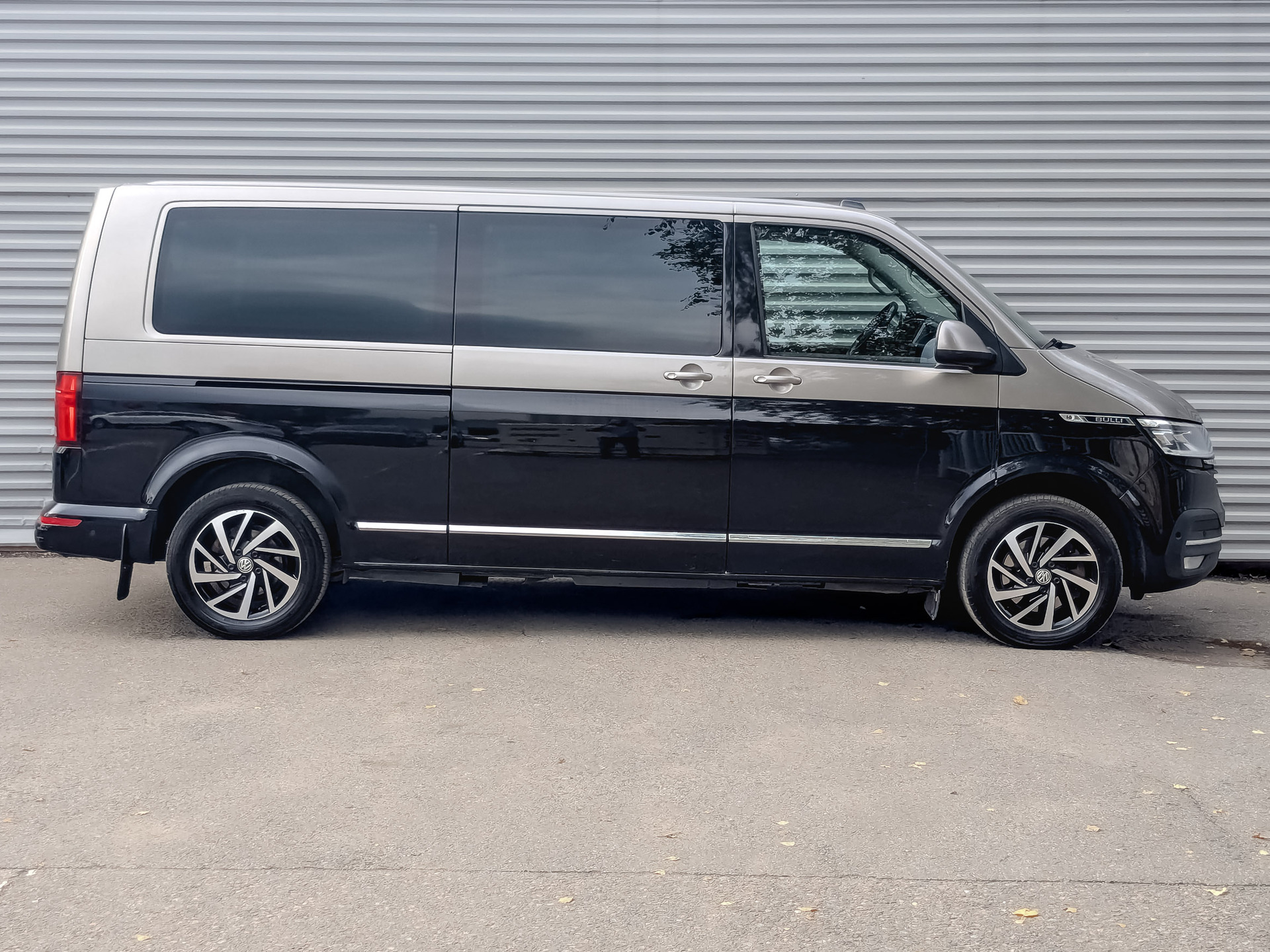 VOLKSWAGEN Multivan 2.00 (199 л.с), автомат, 2021, пробег 208 000 км